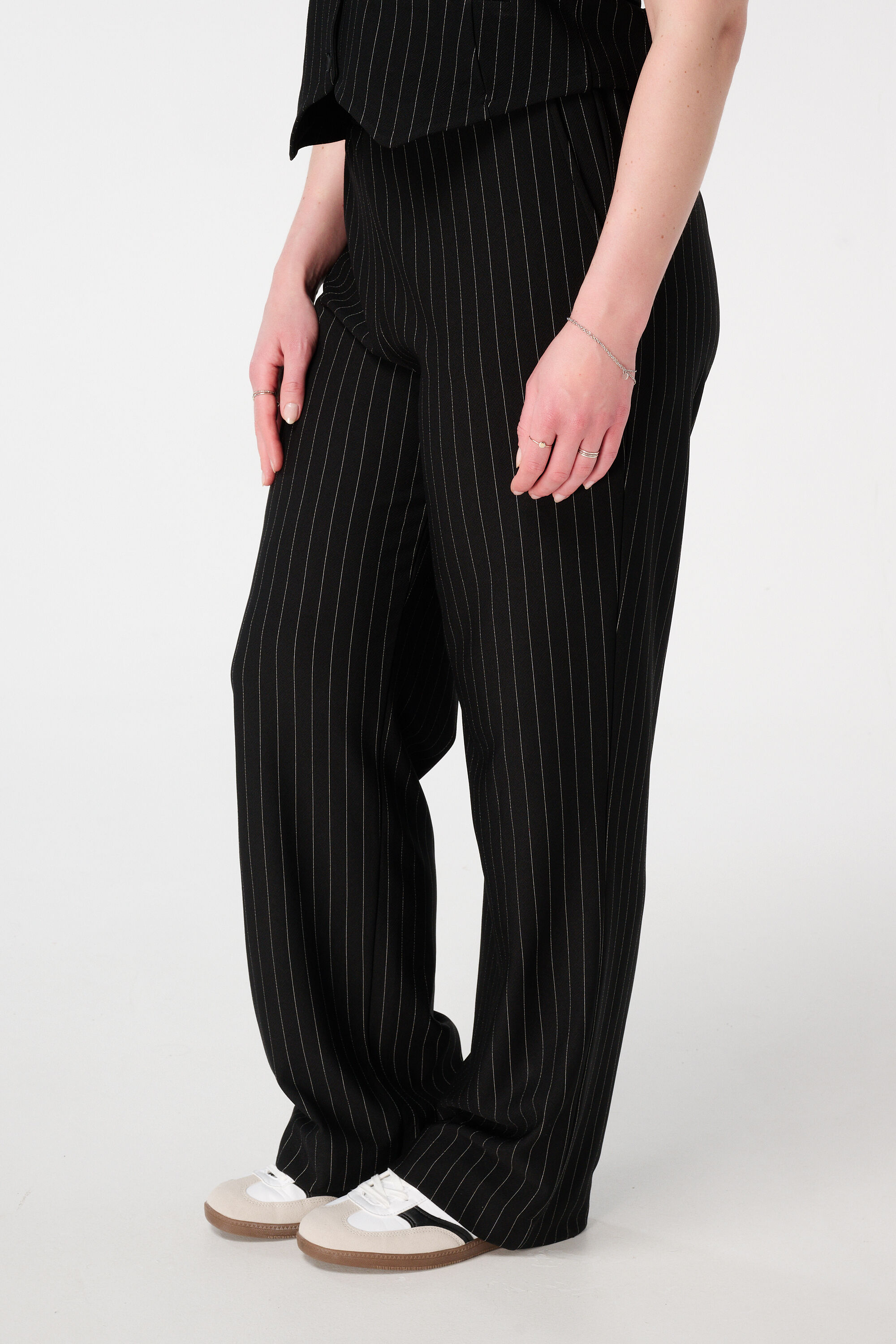 Hose mit Nadelstreifen und Gummizug im Bund image number 5