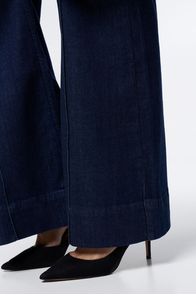 Ausgestellte Slim-Leg-Jeans mit Ziernähten image number 4