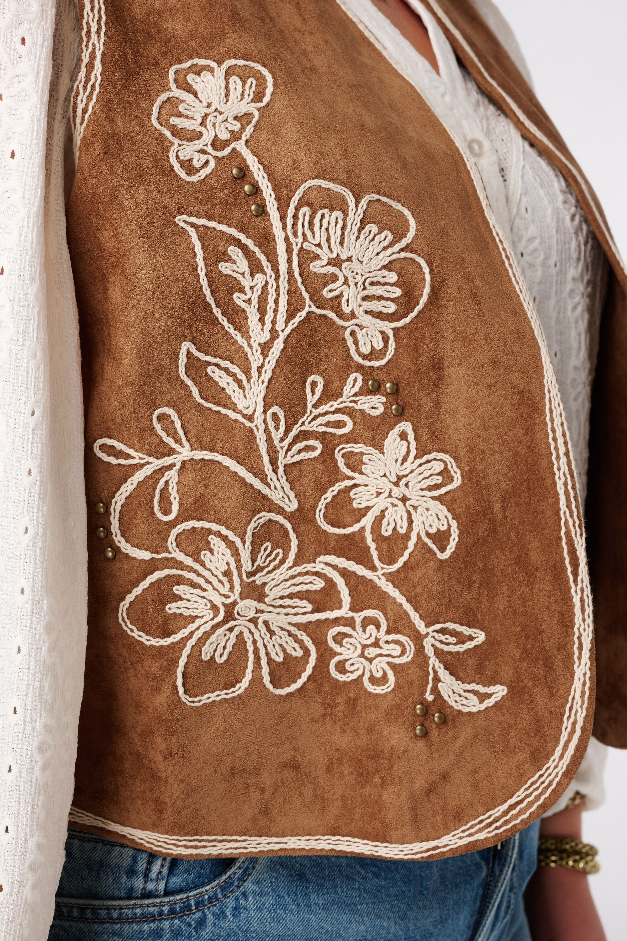 Gilet aus Velours mit Stickerei image number 6