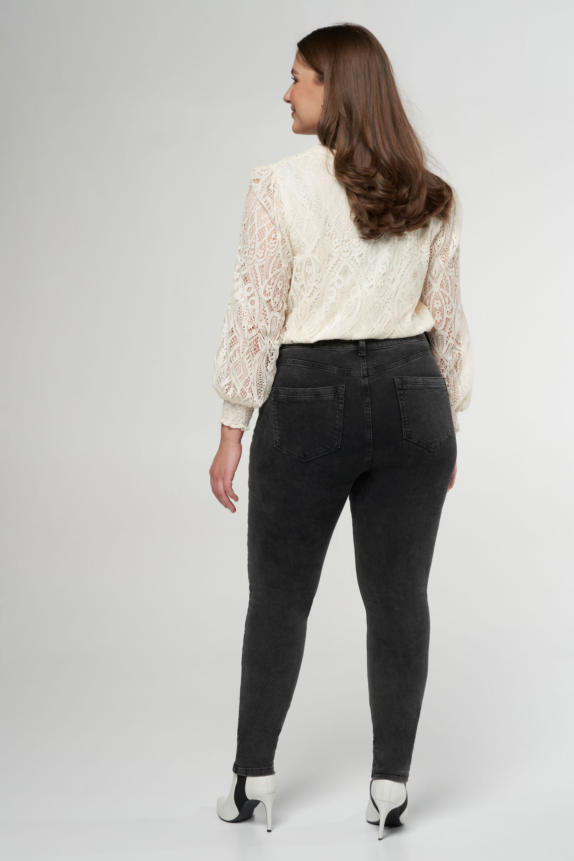 Skinny-Leg-Jeans mit Nietendetail image number 3
