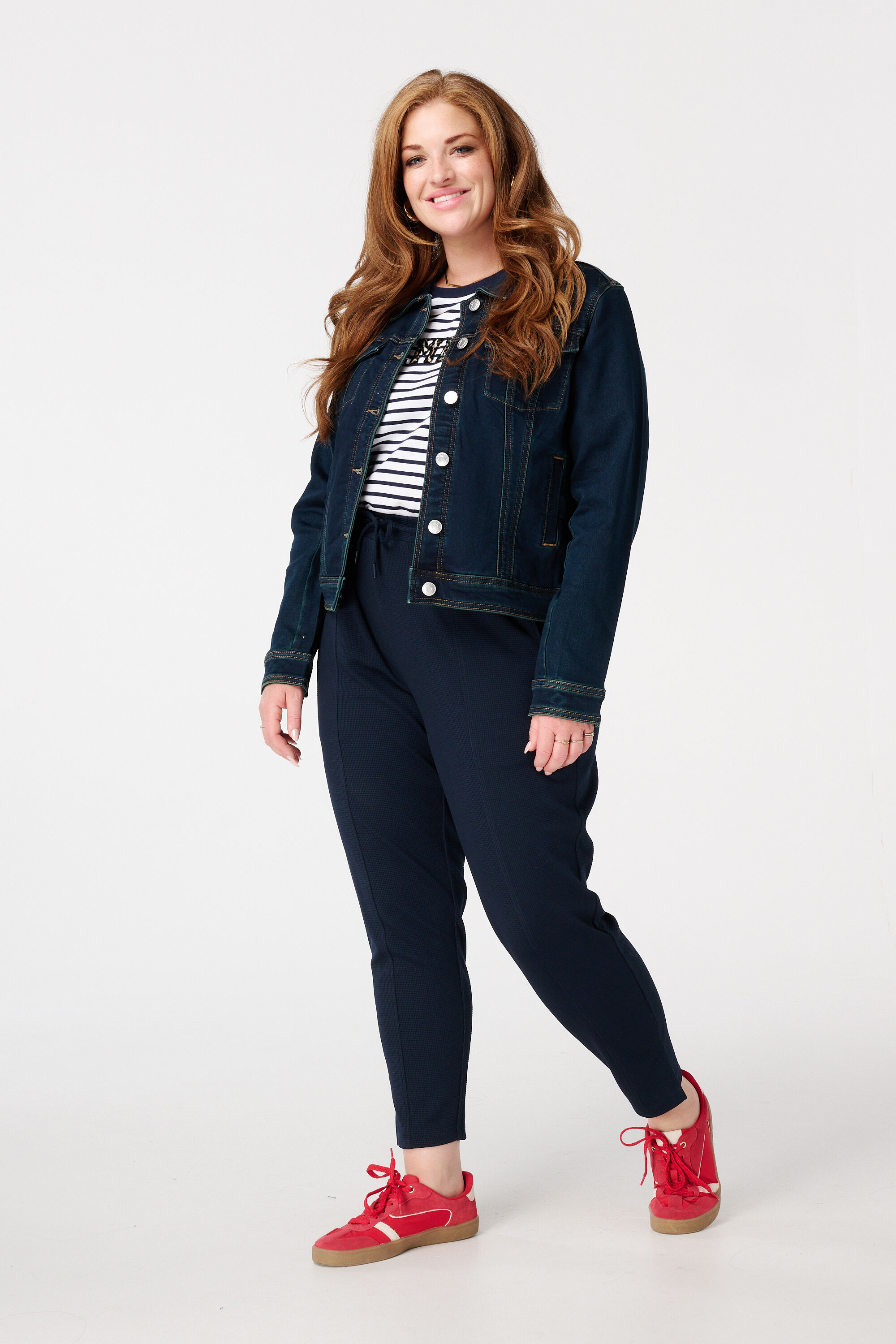 Dunkelblaue Jeansjacke mit Stretch image number 5