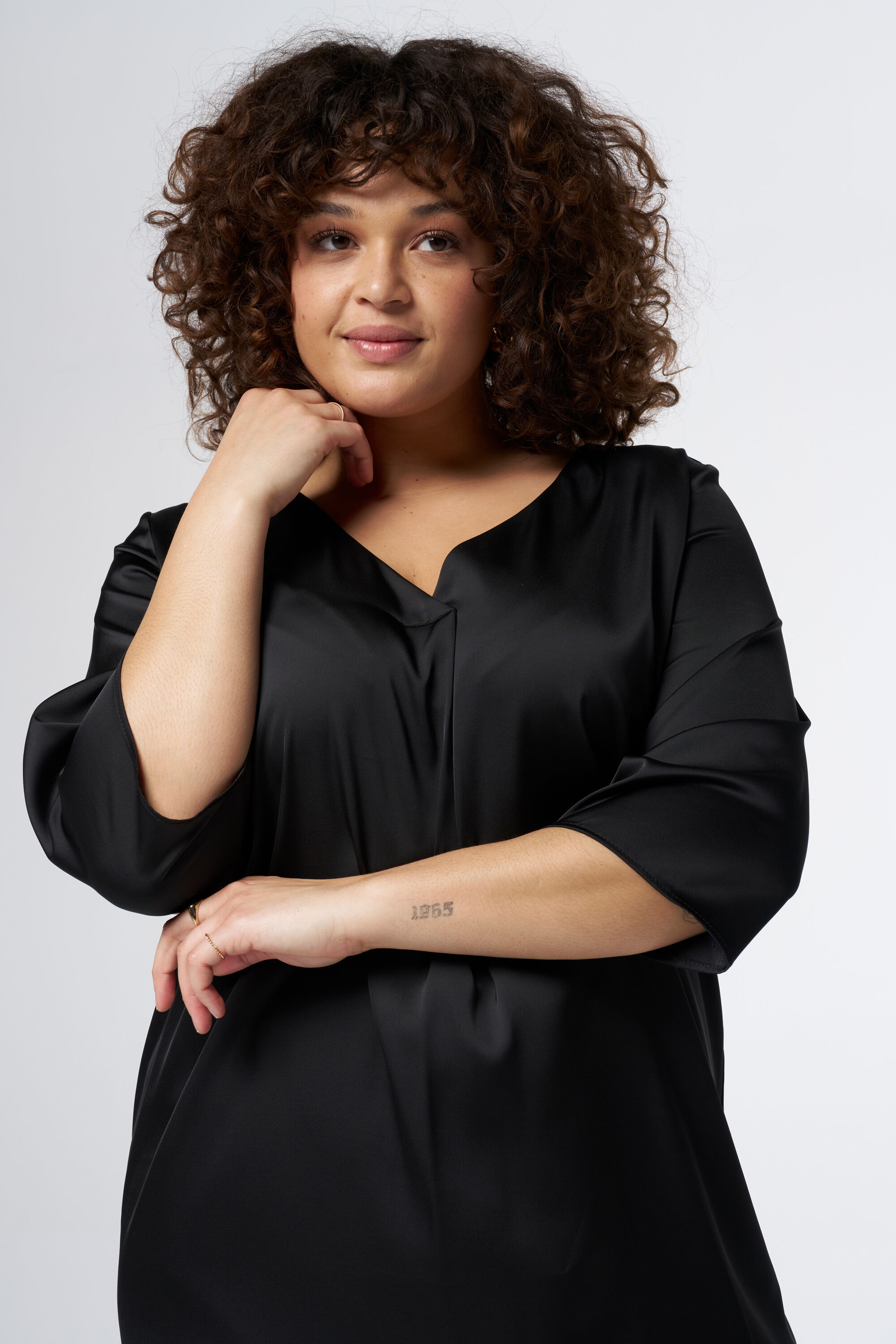 Gerade geschnittenes Satinkleid image number 5