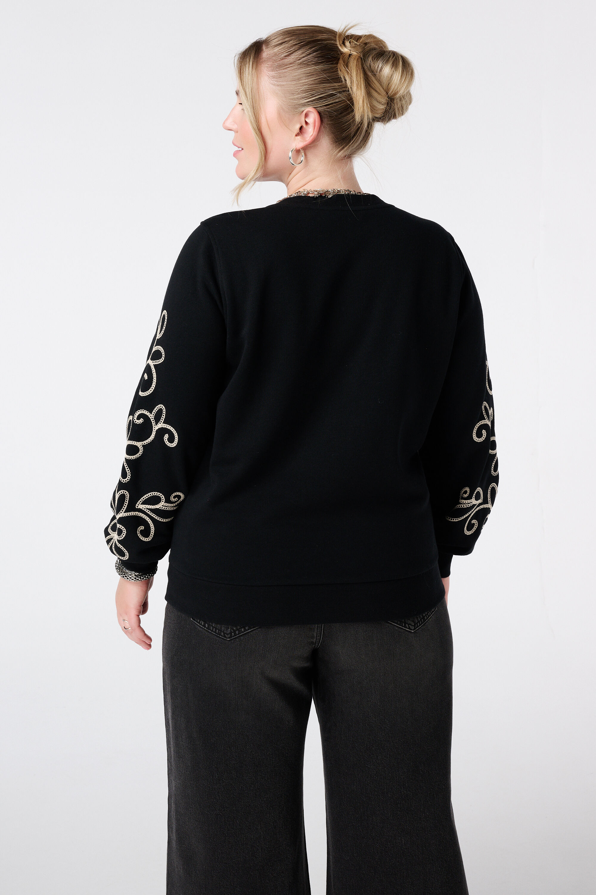 Pullover mit Stickdetails image number 3