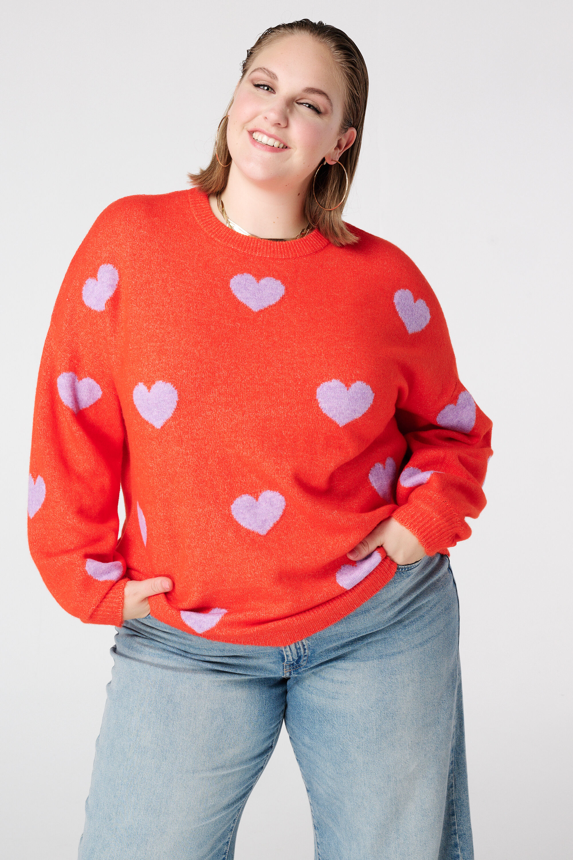 Gestrickter Pullover mit Herzmuster