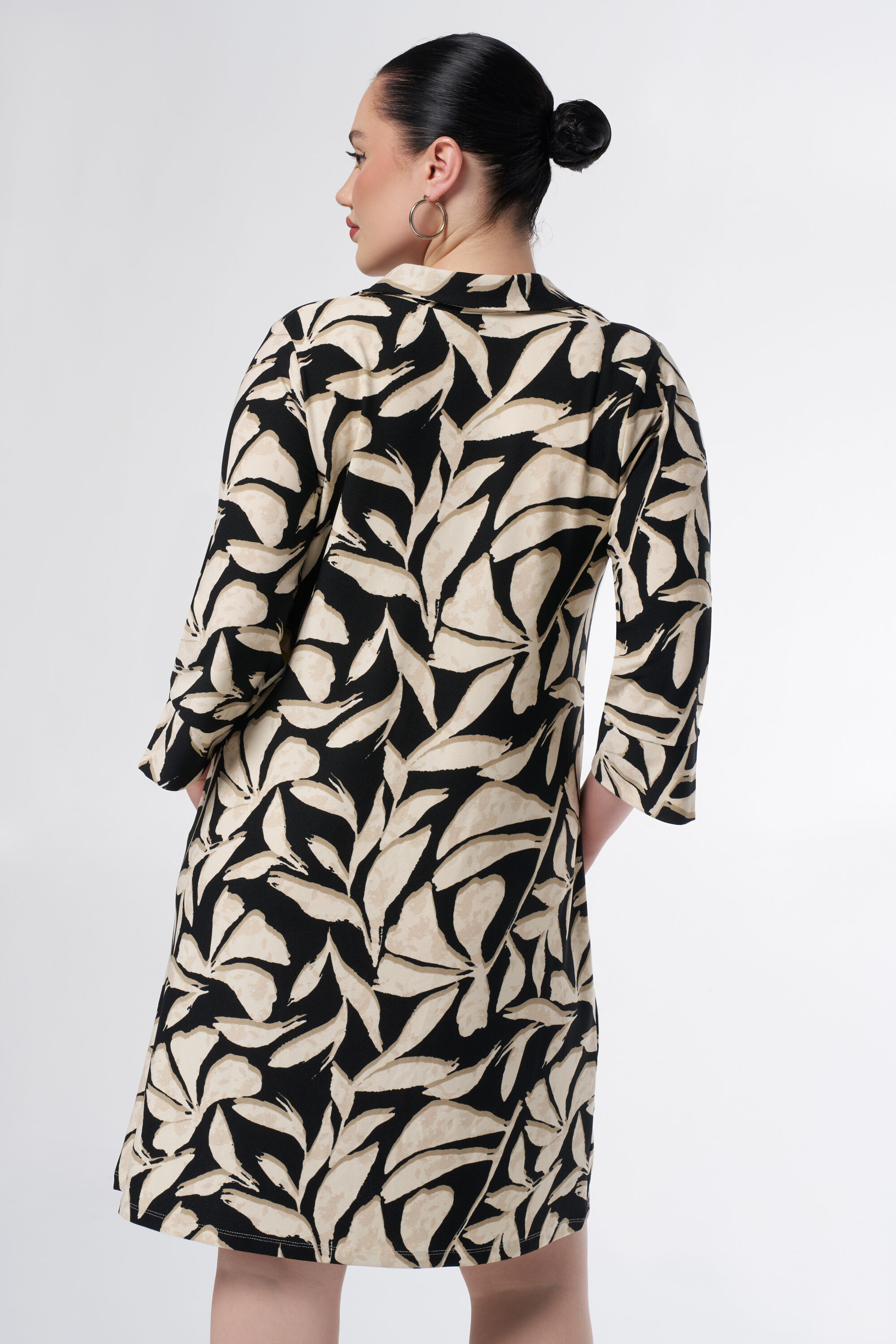 Kleid mit Taschen und Aufdruck image number 3