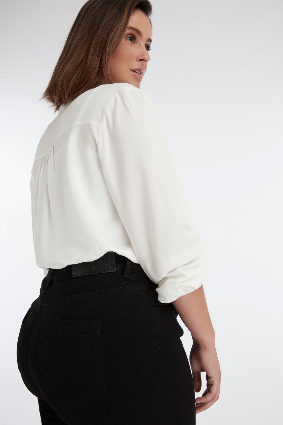 IRIS Slim-Leg Jeans image number 4