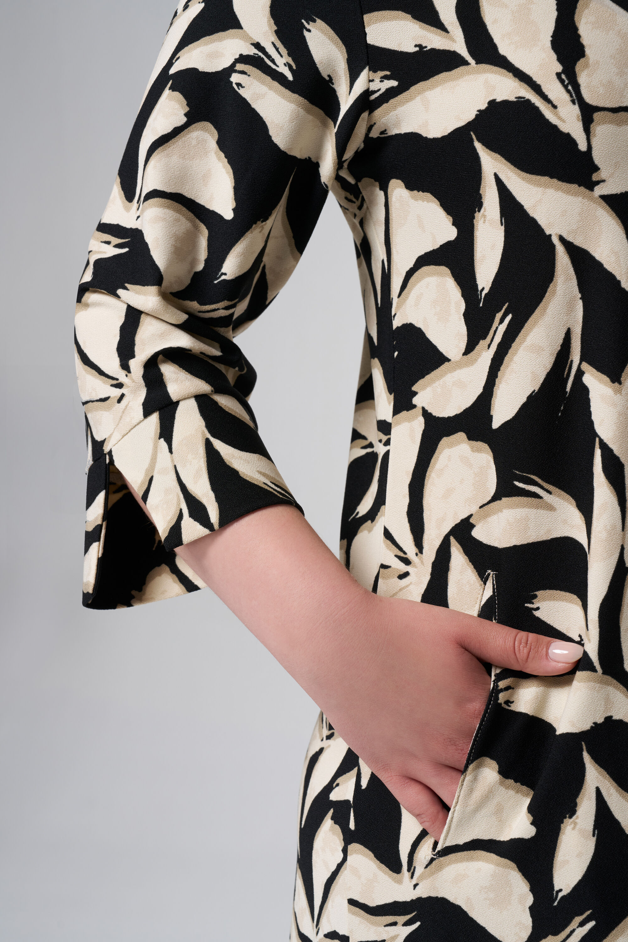 Kleid mit Taschen und Aufdruck image number 4