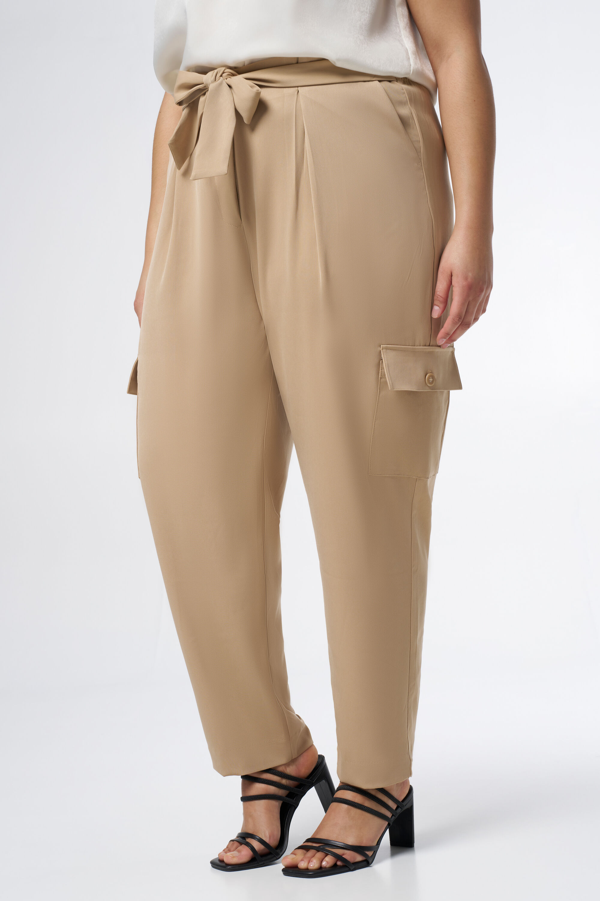 Weit geschnittene Hose mit Taschen image number 5