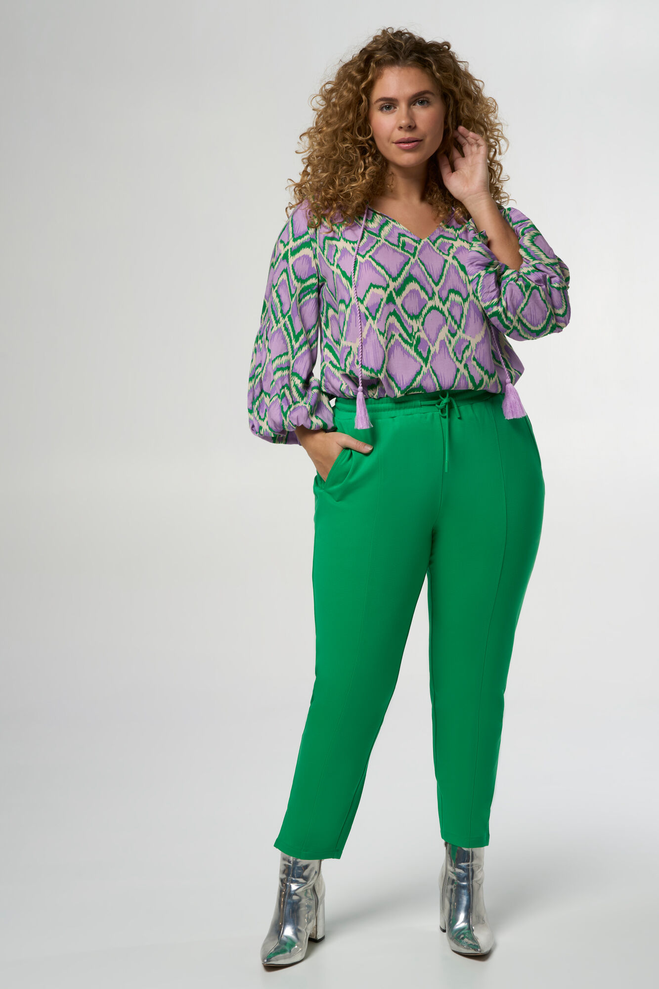 Weit geschnittene Jogginghose  image number 6