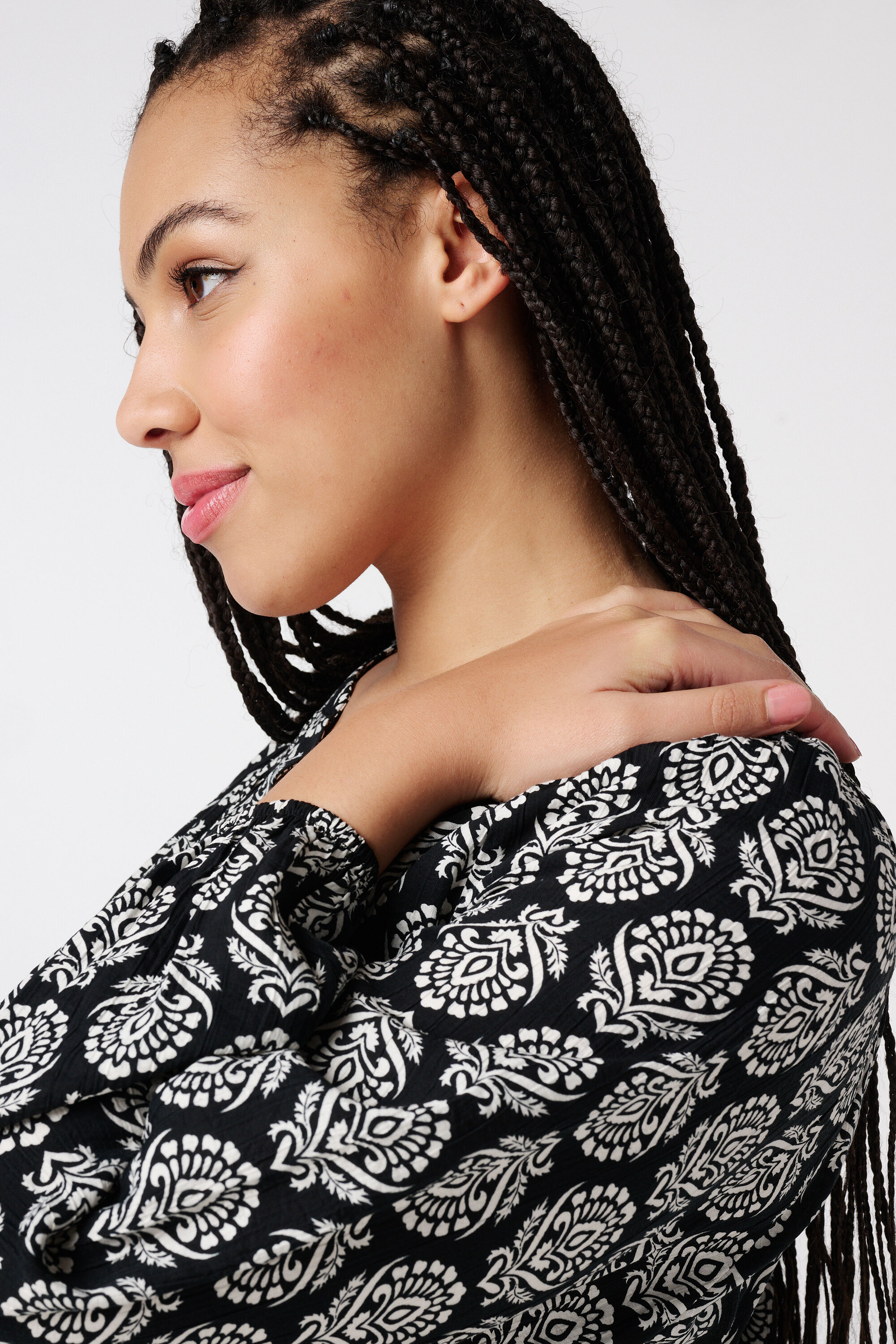 Bluse mit gesmokter Verzierung und Print image number 4