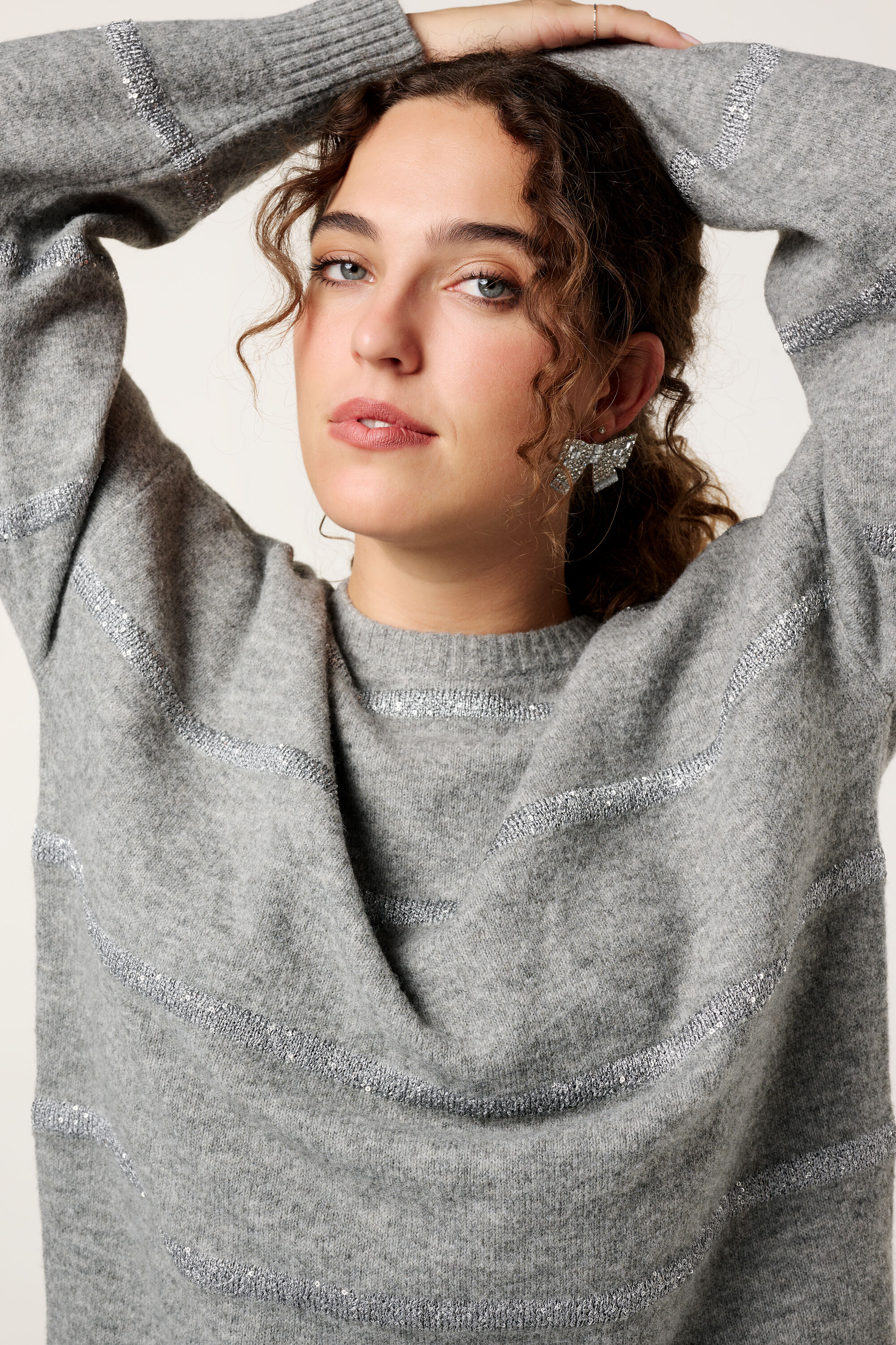 Pullover mit Glitzerstreifen image number 4