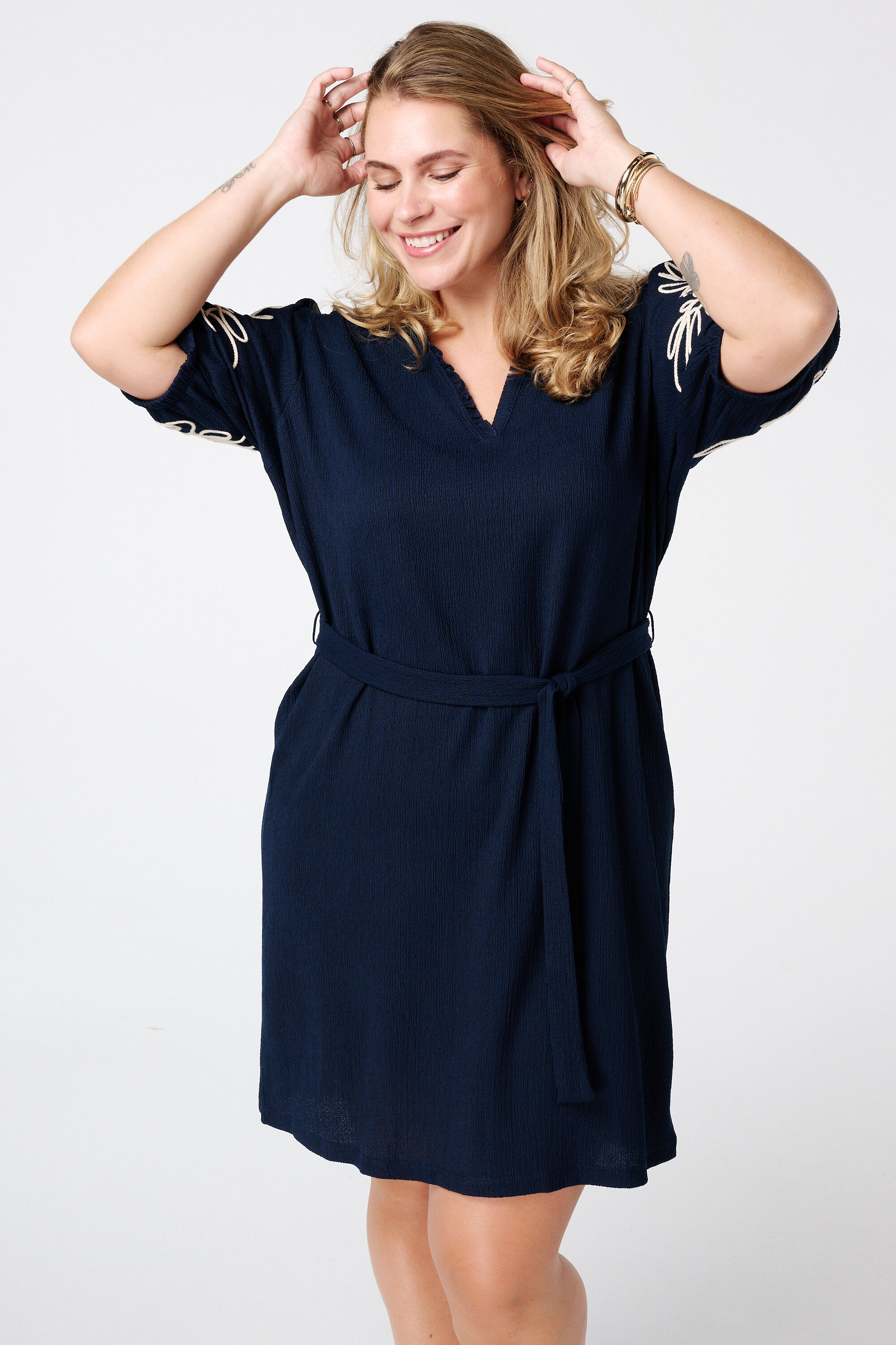 Kleid mit Verzierungen an den &Auml;rmeln  image number 5