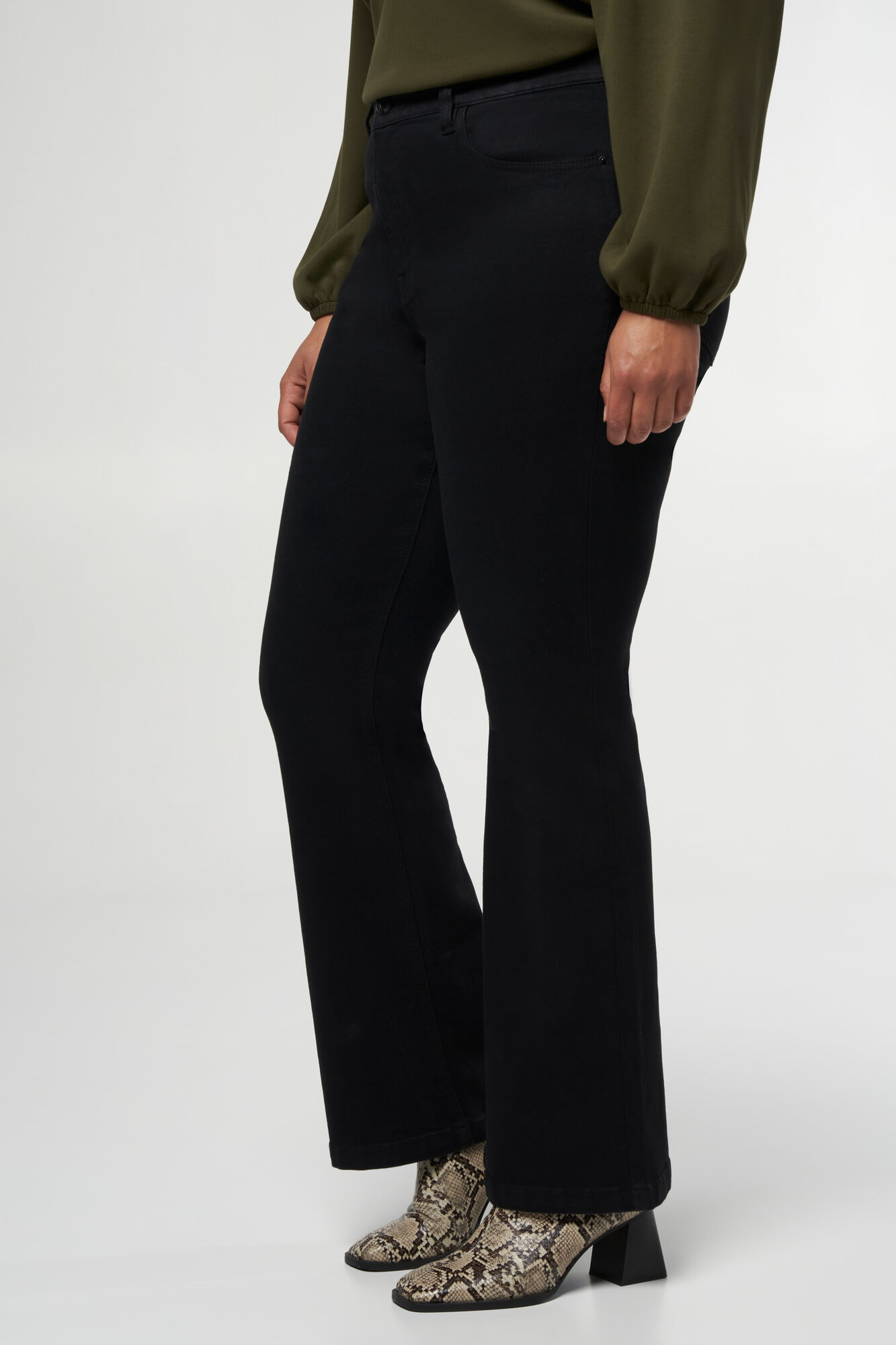 Jeans mit ausgestelltem Bein JASMIN image number 5