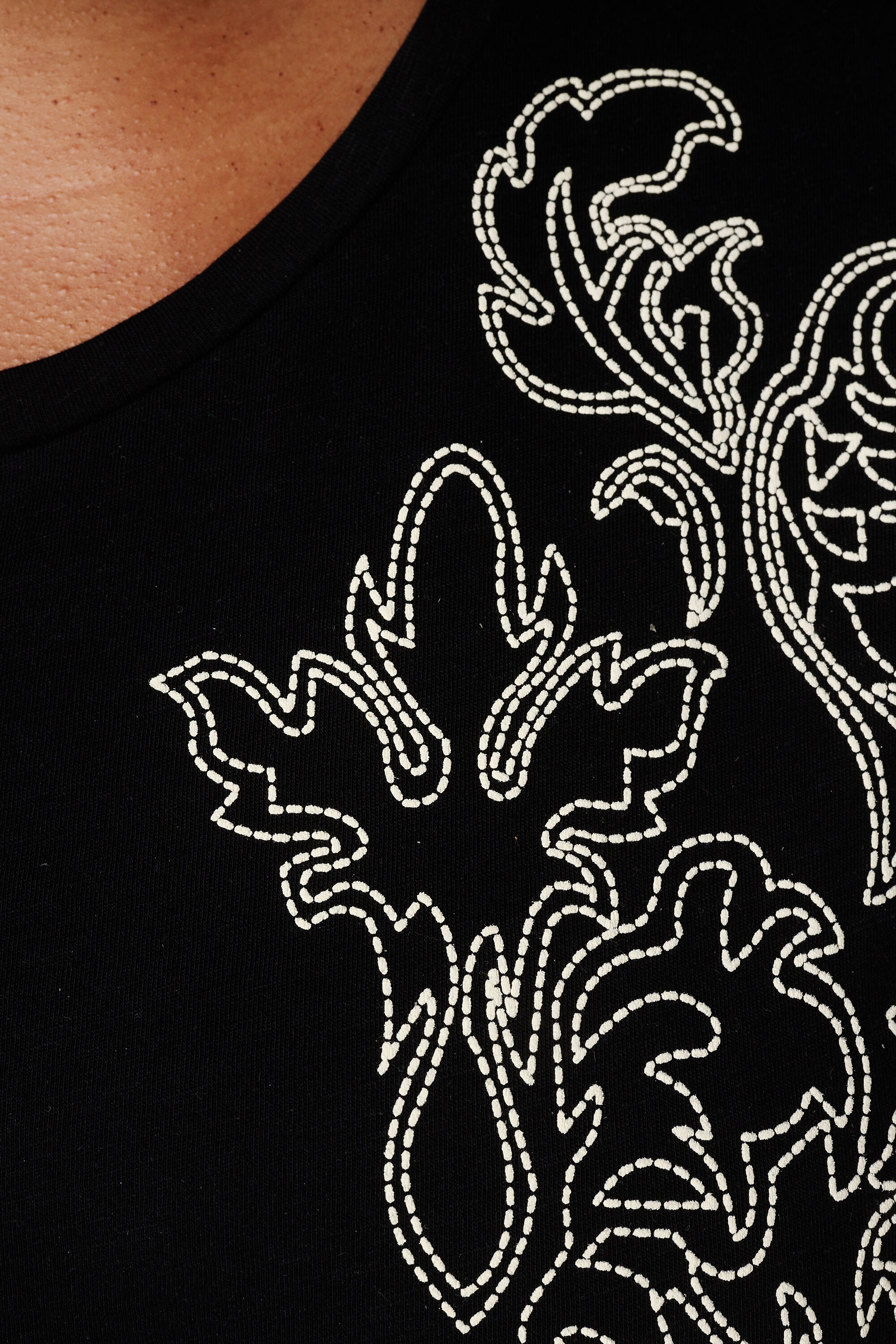 T-Shirt mit Verzierungen image number 6