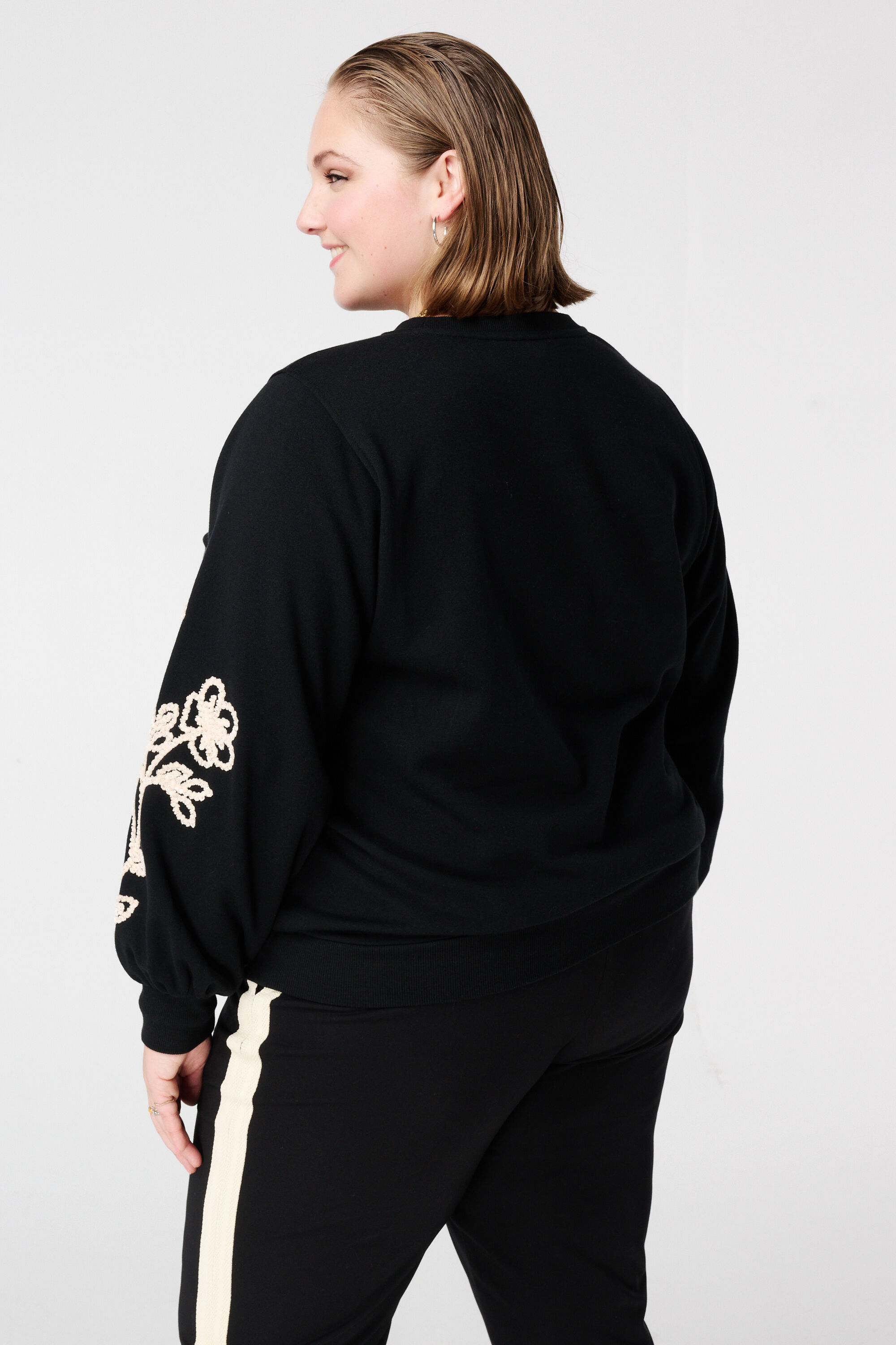 Pullover mit zarter Stickerei auf den &Auml;rmeln image number 3