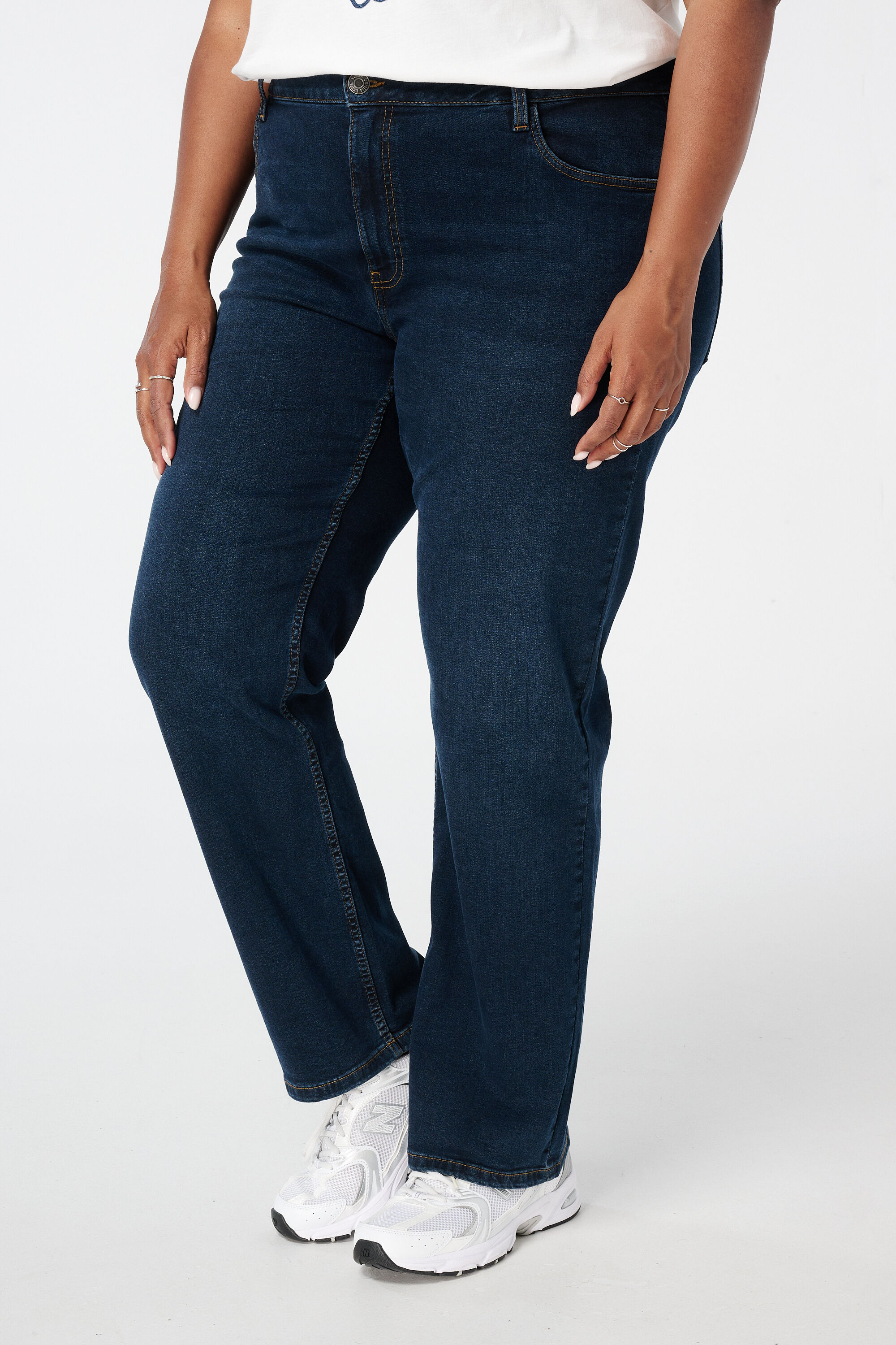 Jeans mit geradem Bein LILY image number 5