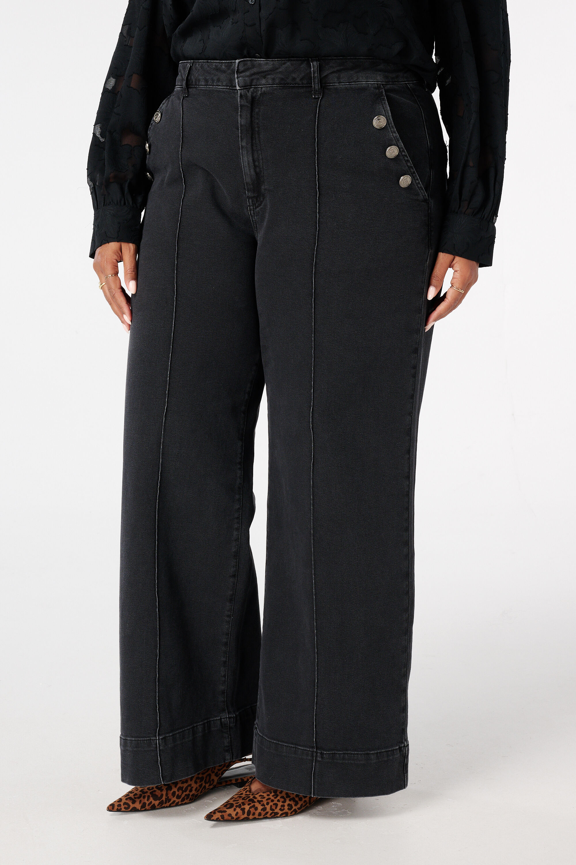 Weite Jeans mit Zierkn&ouml;pfen image number 5