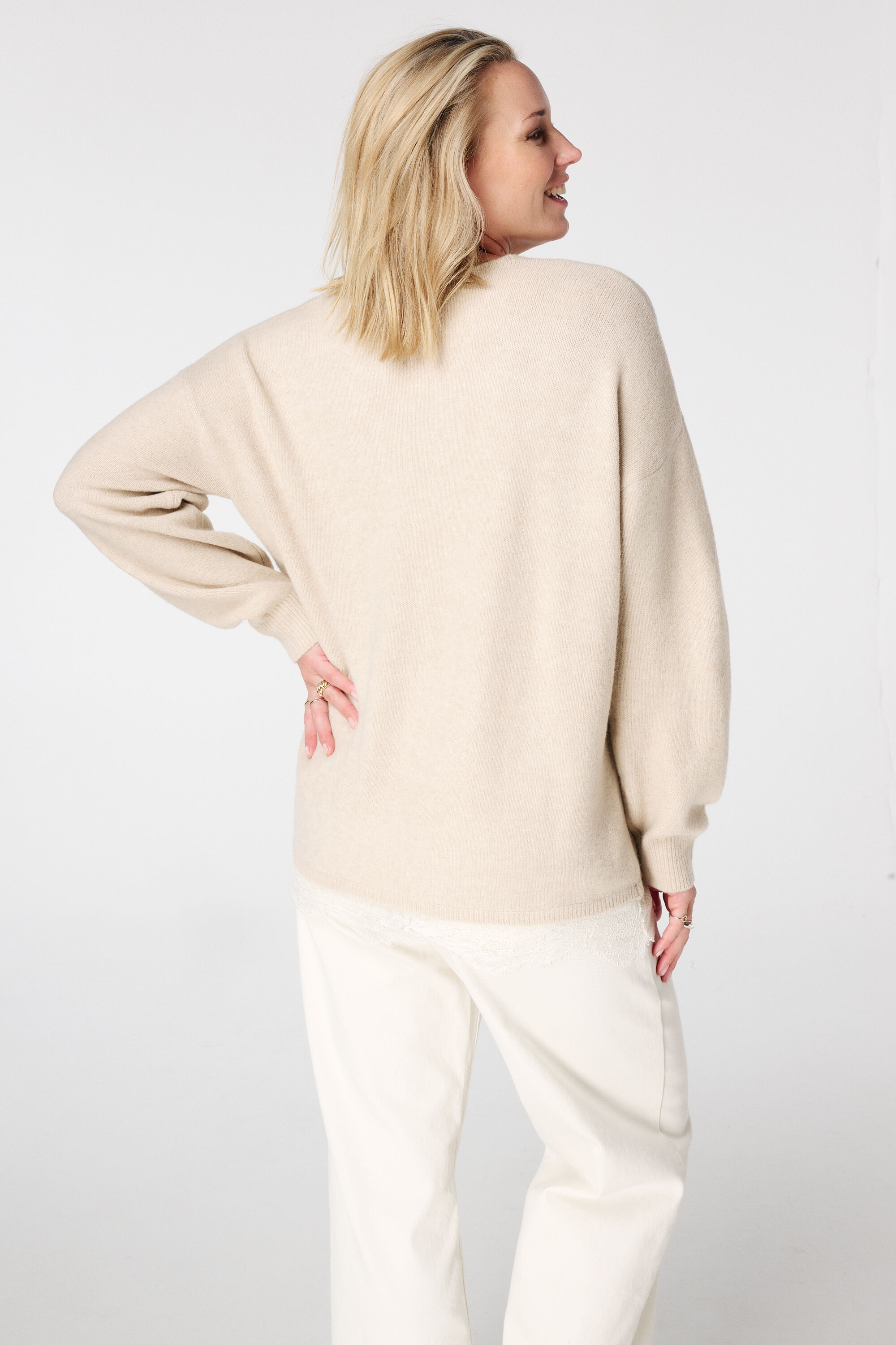 Pullover mit V-Ausschnitt und Spitzenabschluss image number 3