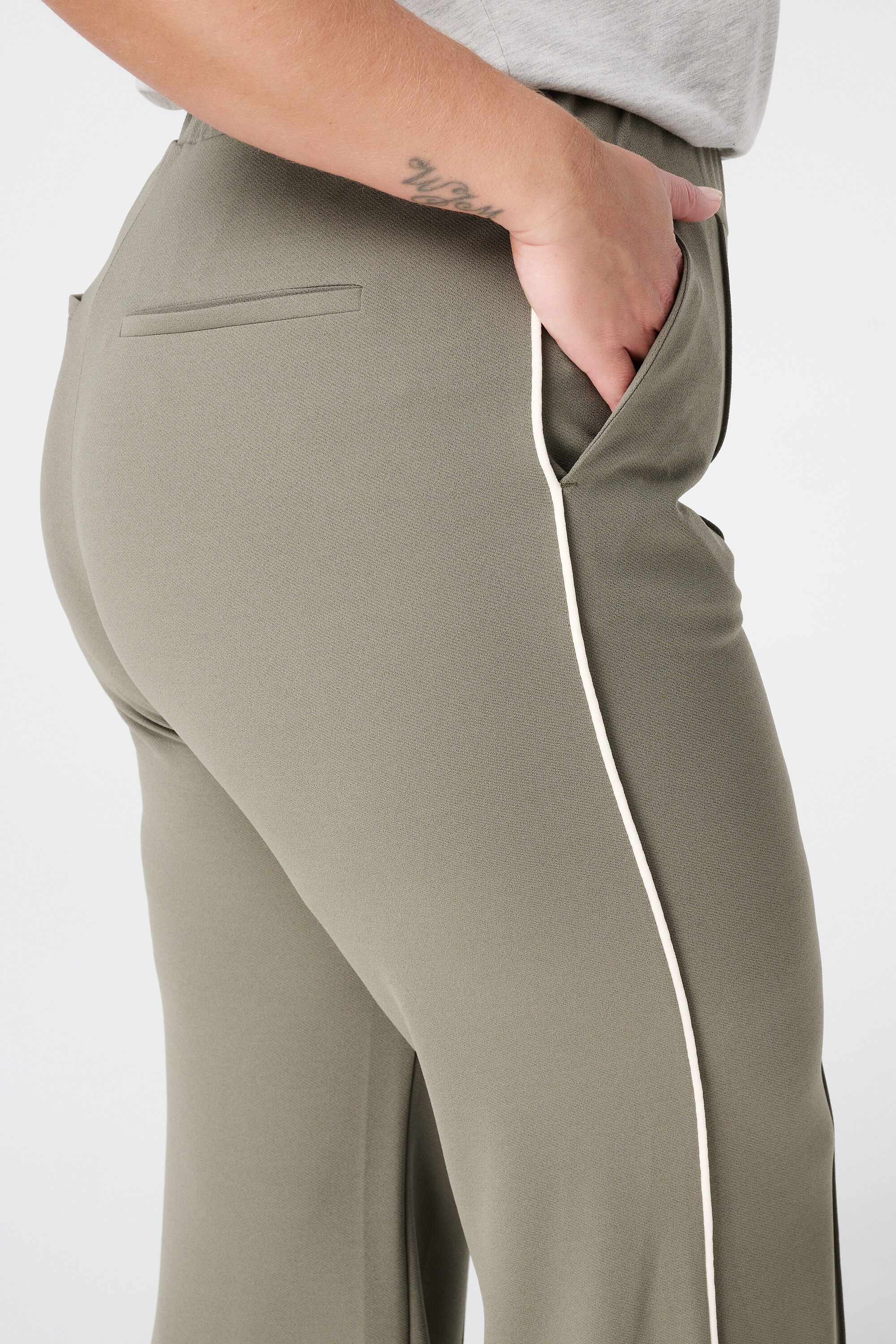 Jeans mit Ziern&auml;hten image number 4