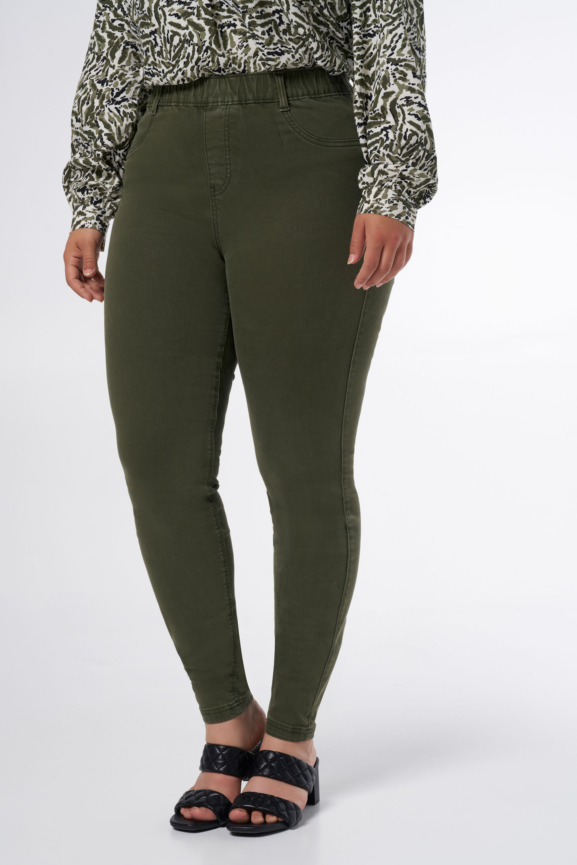 Skinny-Leg-Trekking image number 5