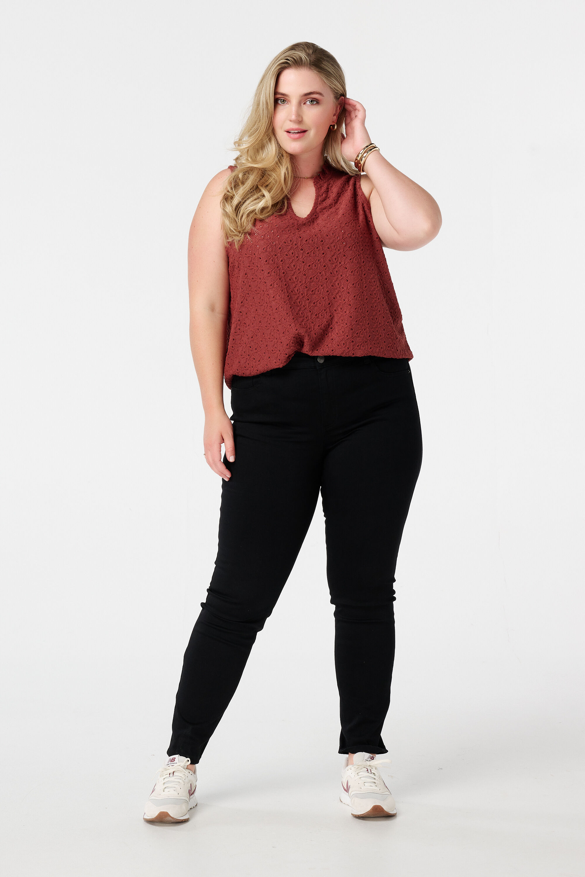 &Auml;rmelloses Top mit Stickerei image number 5