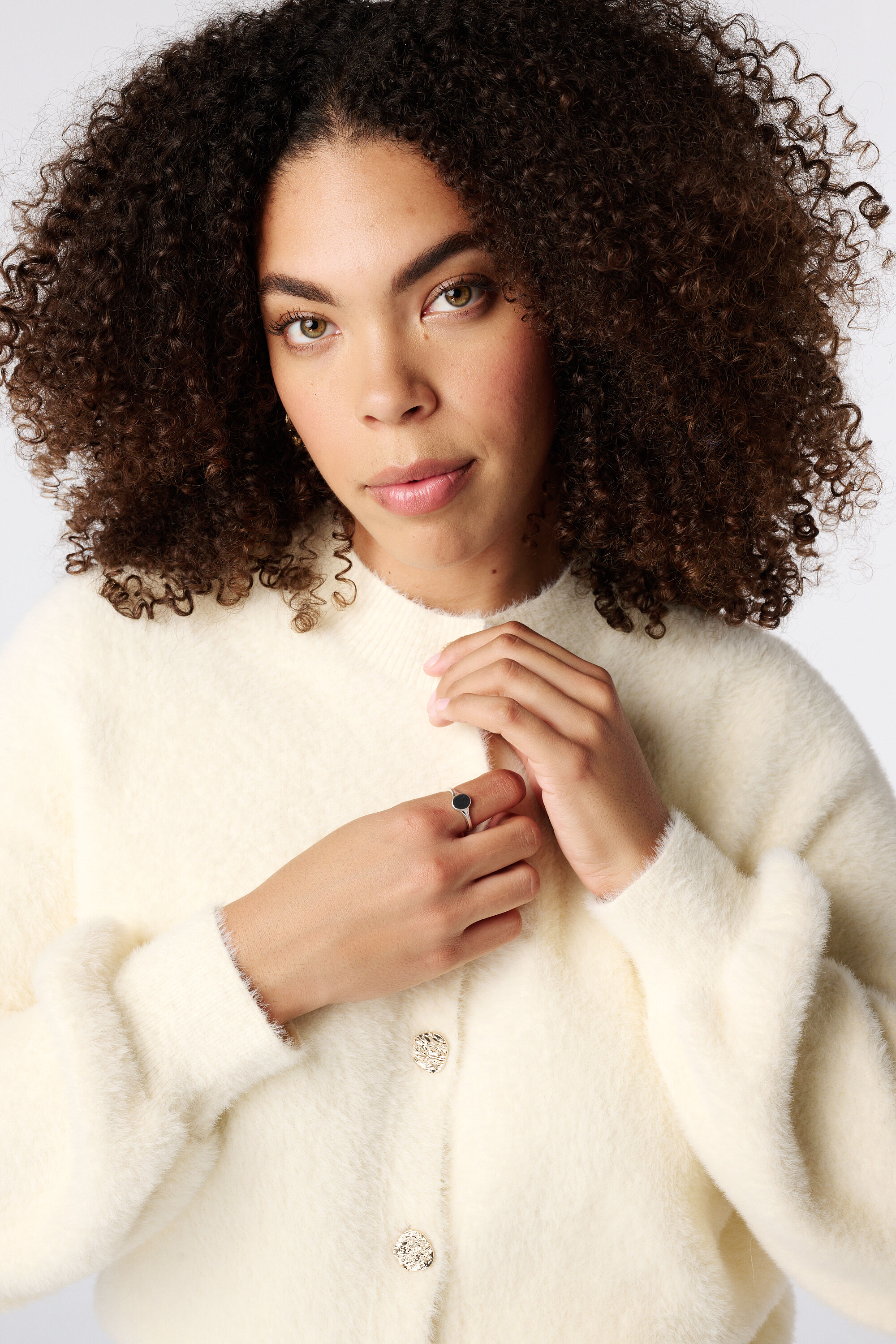 Flauschige Strickjacke mit Knopfleiste image number 4