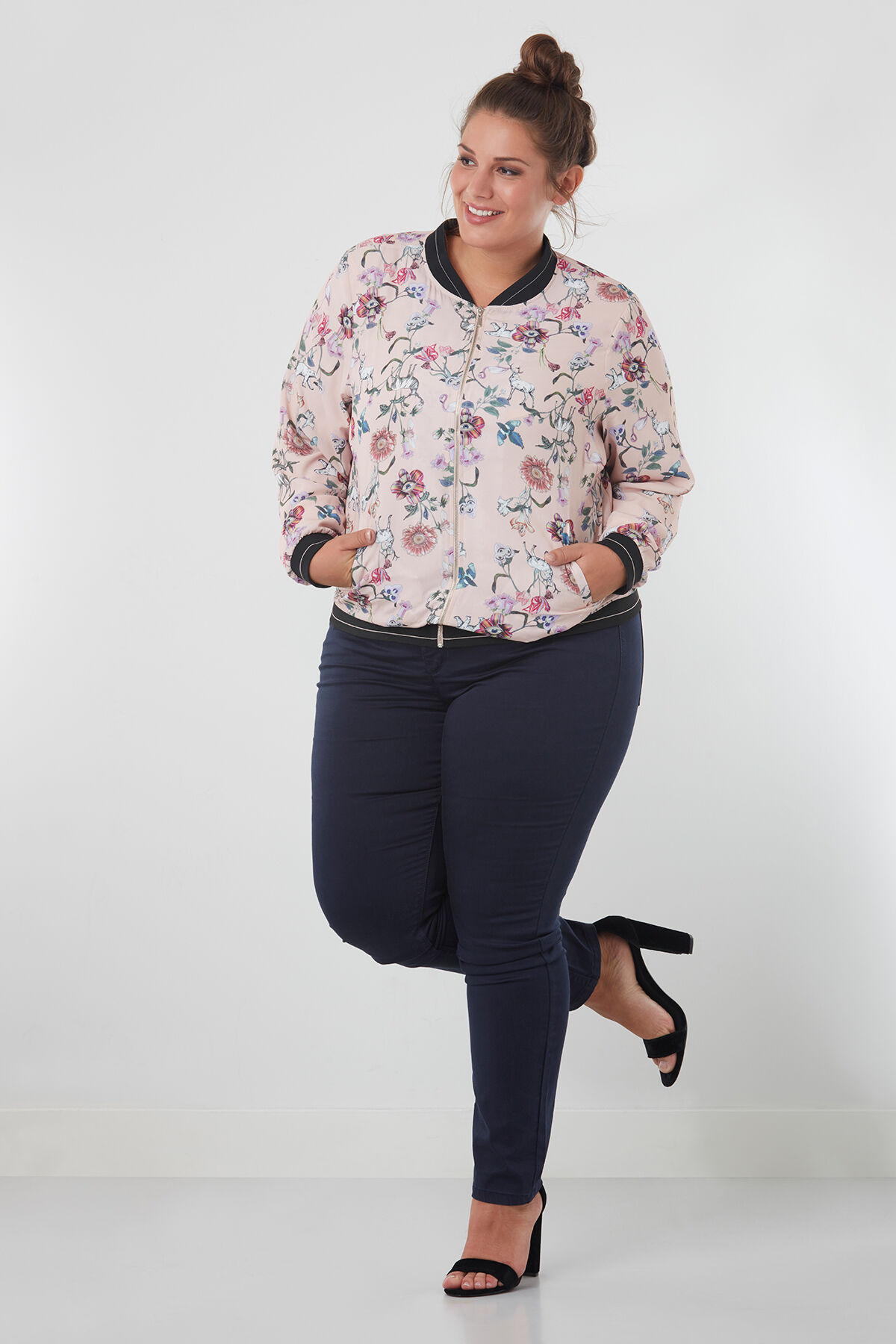 Bomberjacke mit Blumenmuster image number 3