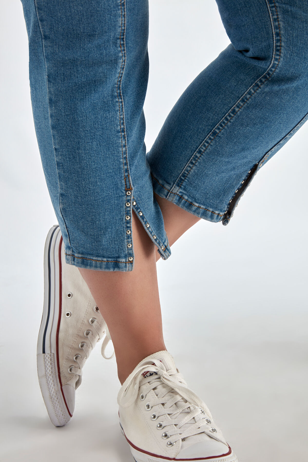 7/8 Skinny-Jeans mit Ziernieten und Schlitz image number 4