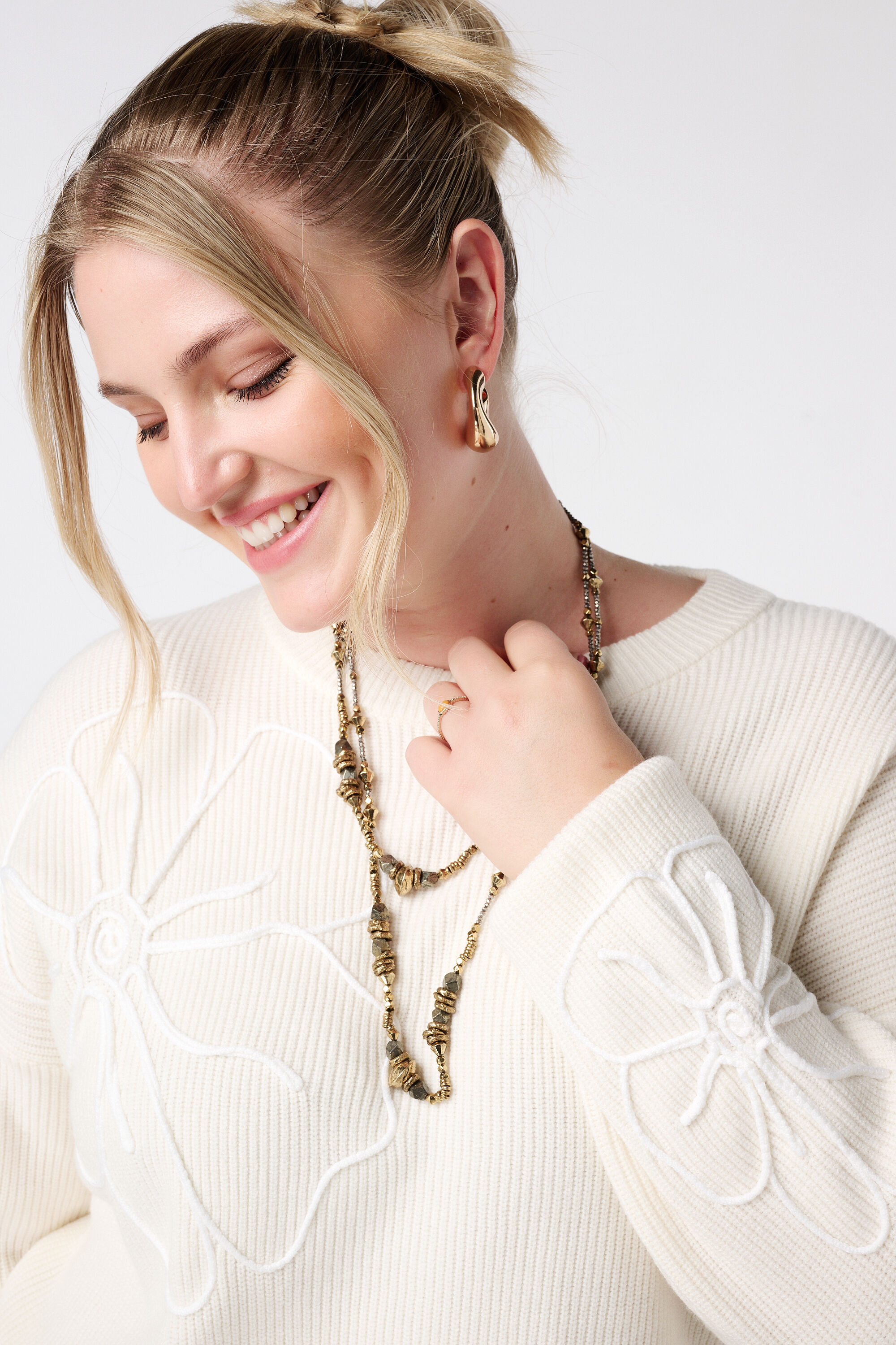 Pullover mit gestickten Blumen image number 4