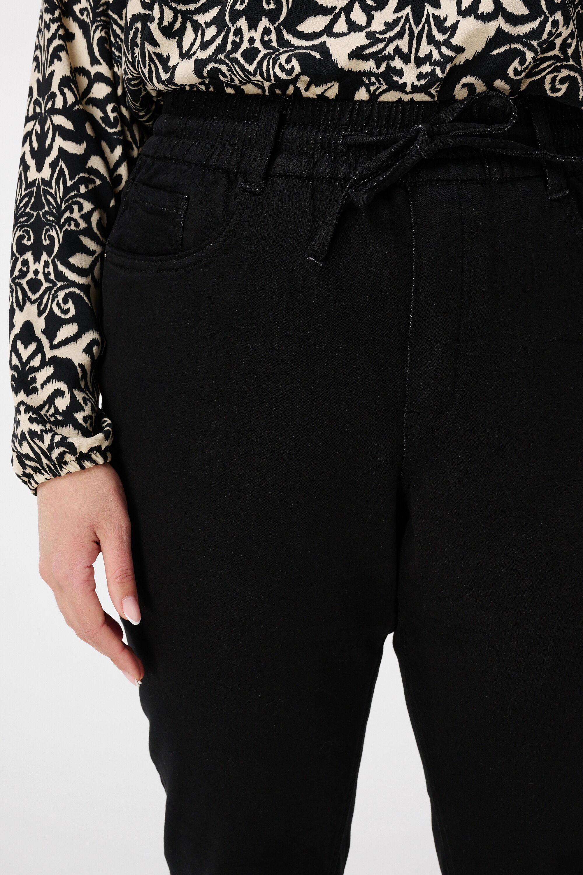 Jogginghose aus Denim image number 4