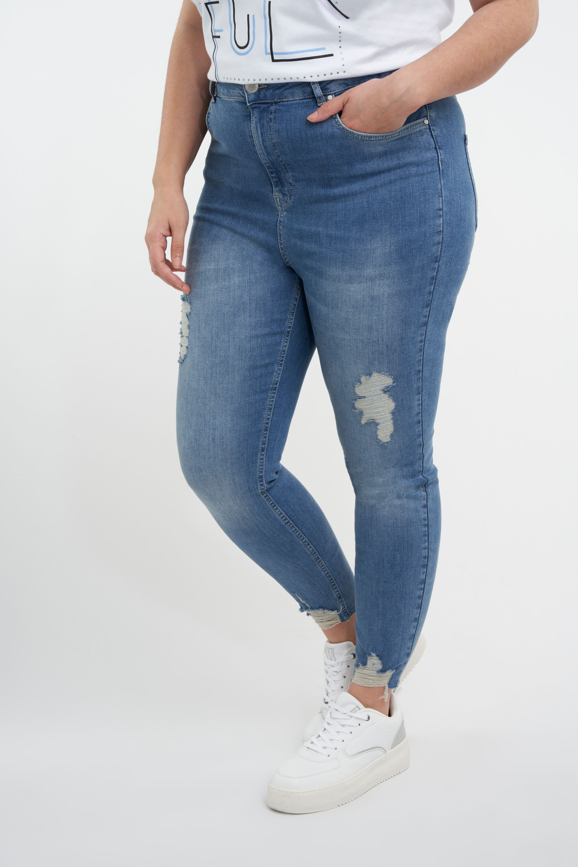 Jeans mit Destroyed-Detail image number 5