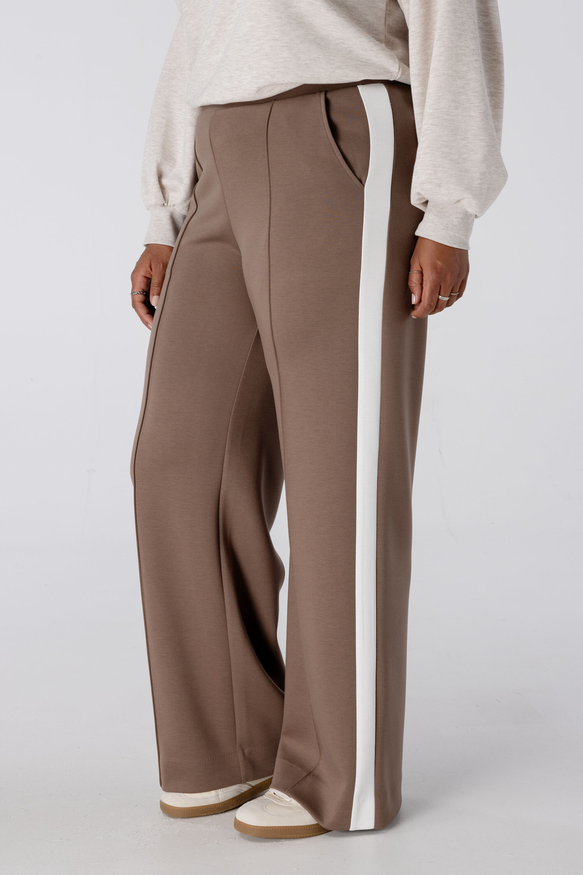 Weite Hose mit Kontraststreifen image number 5