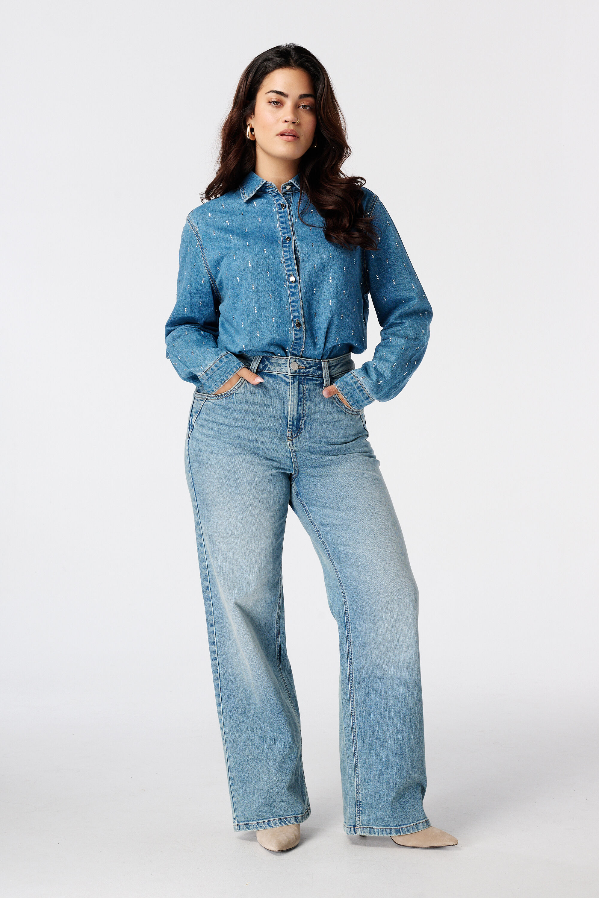 Straight Leg Jeans mit Nieten