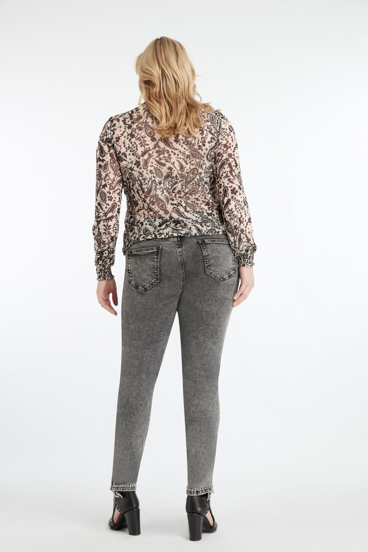 Jeans mit Nieten image number 5