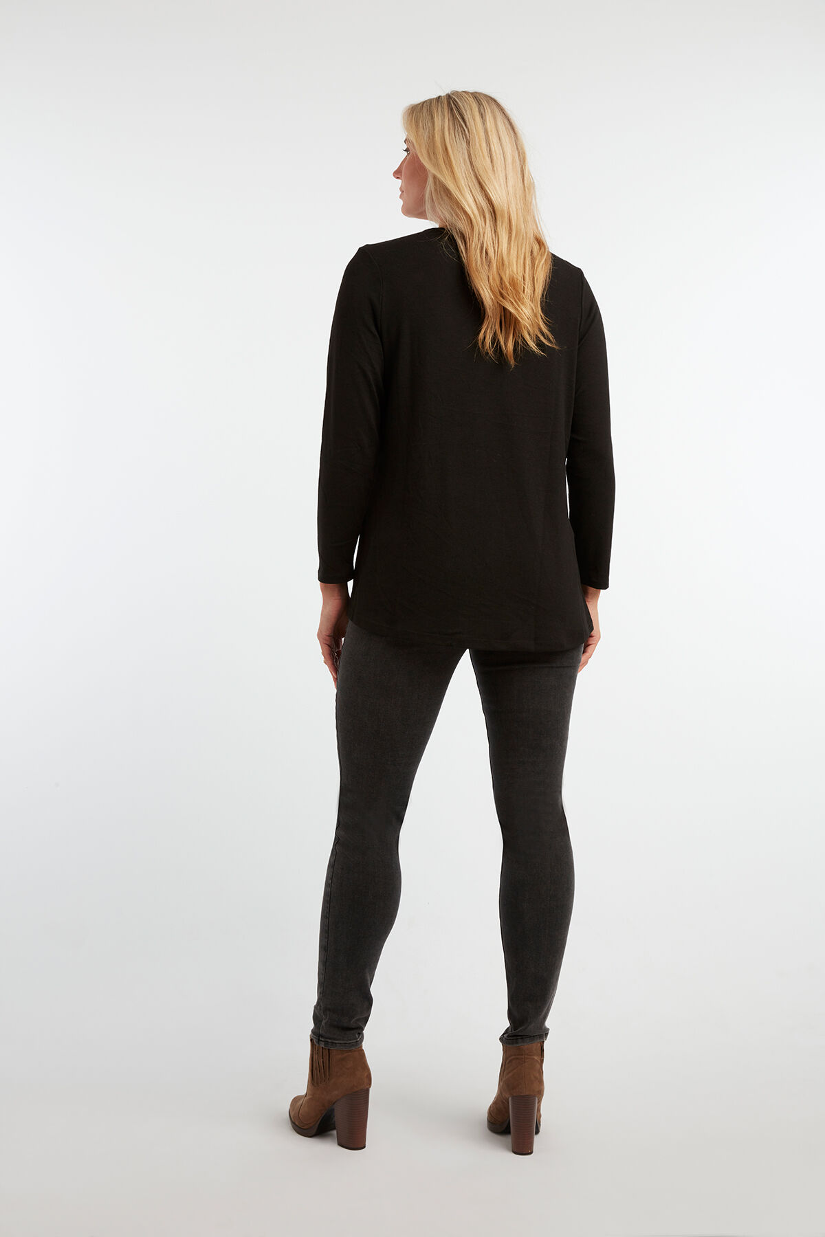 T-Shirt mit V-Ausschnitt image number 4