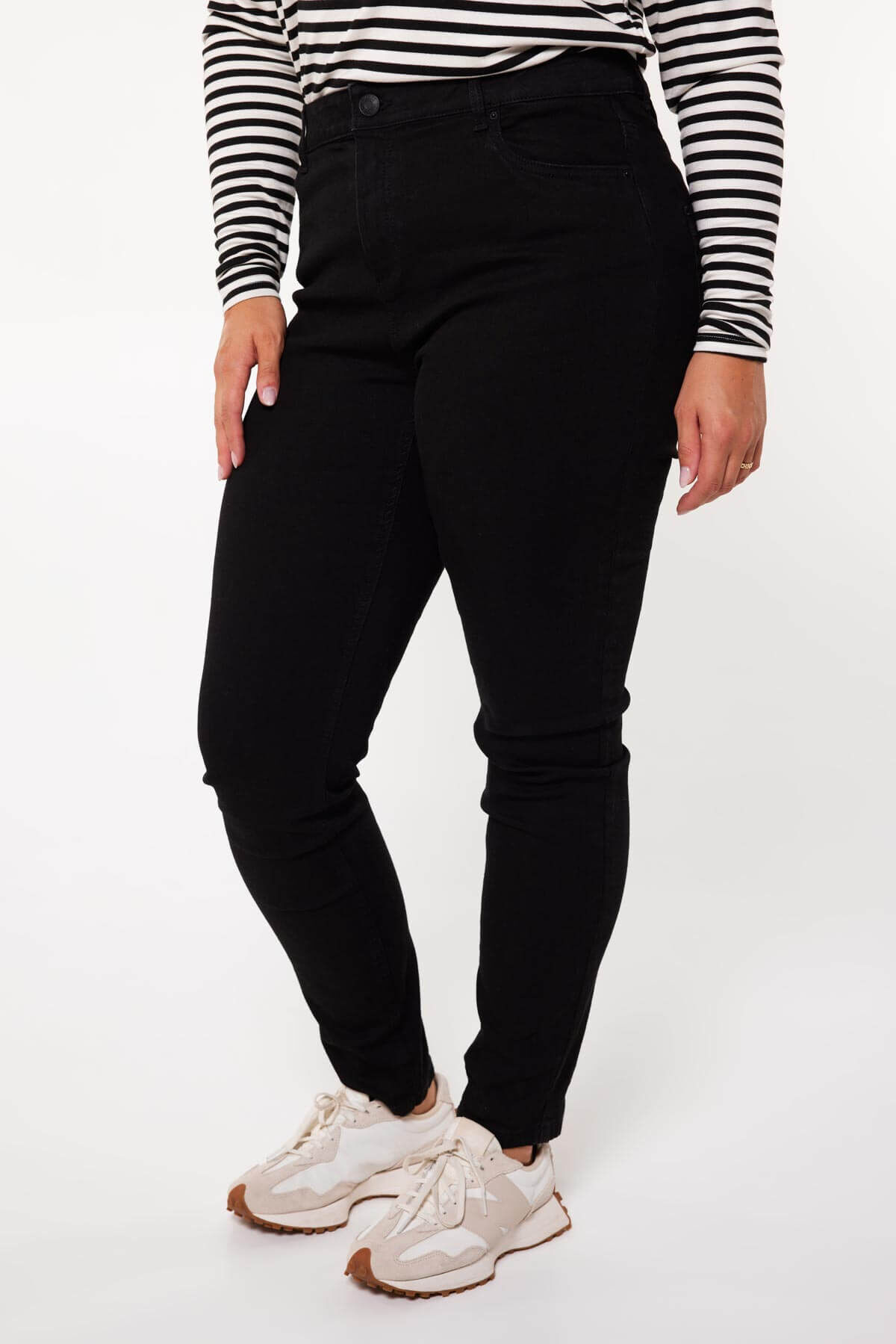 IRIS Slim-Leg Jeans image number 6