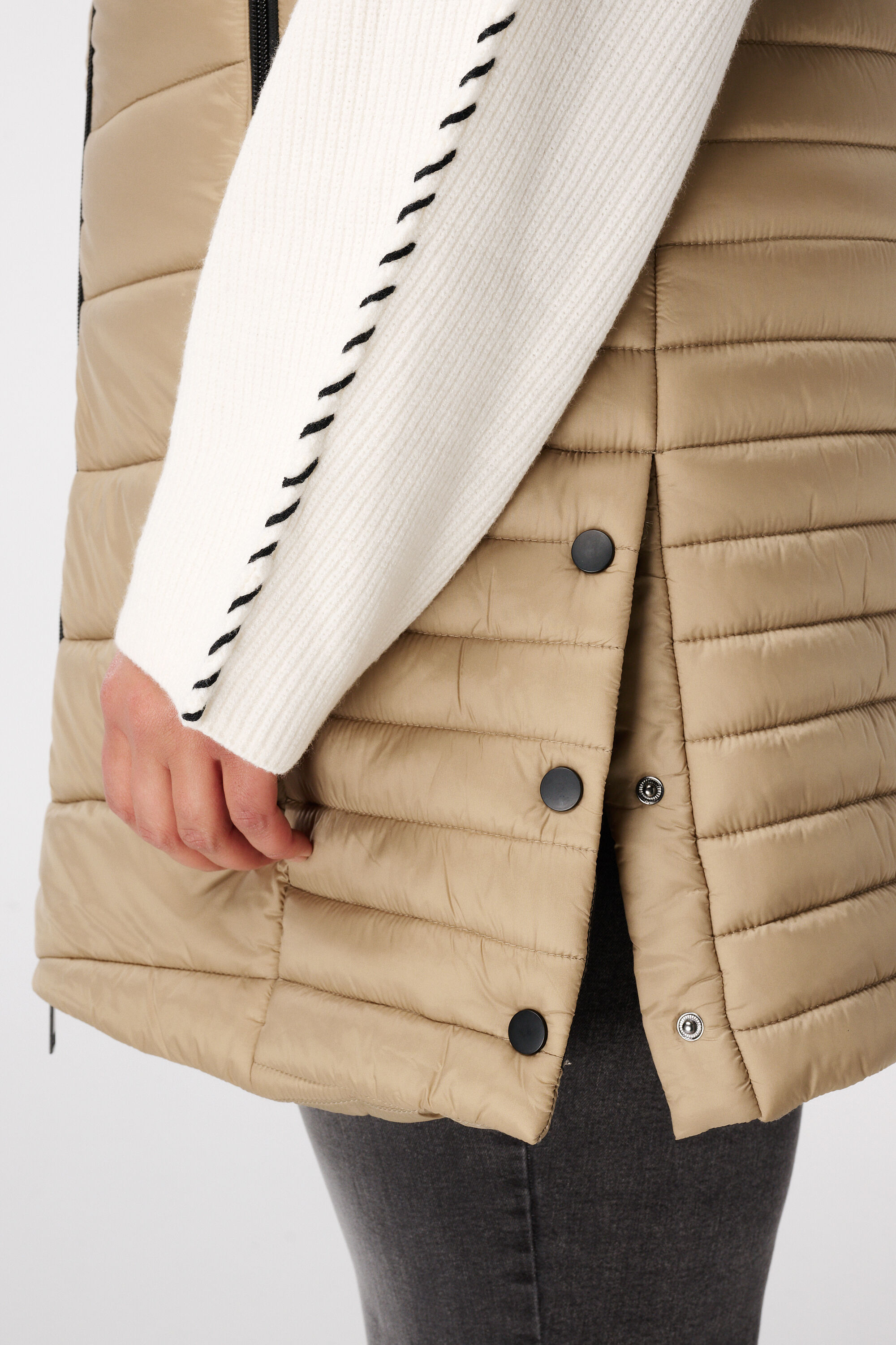 Lange Steppweste mit Kapuze image number 6