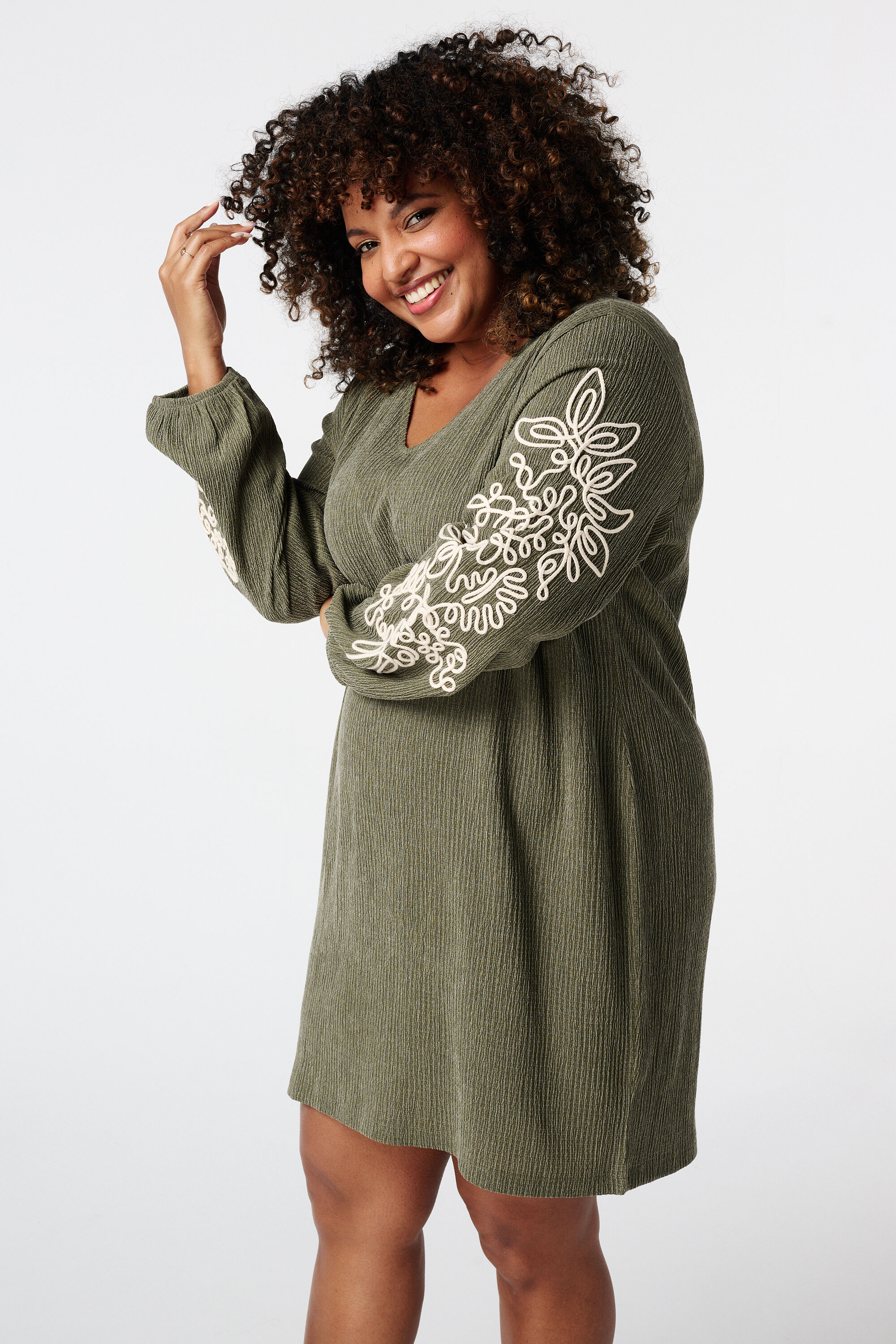 Kleid mit Verzierungen image number 5