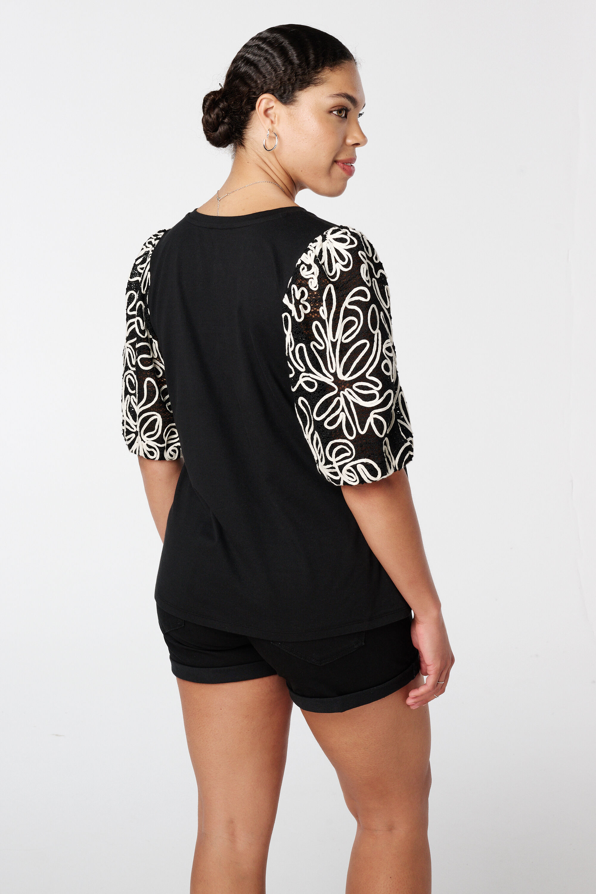 T-Shirt mit bestickten &Auml;rmeln image number 3