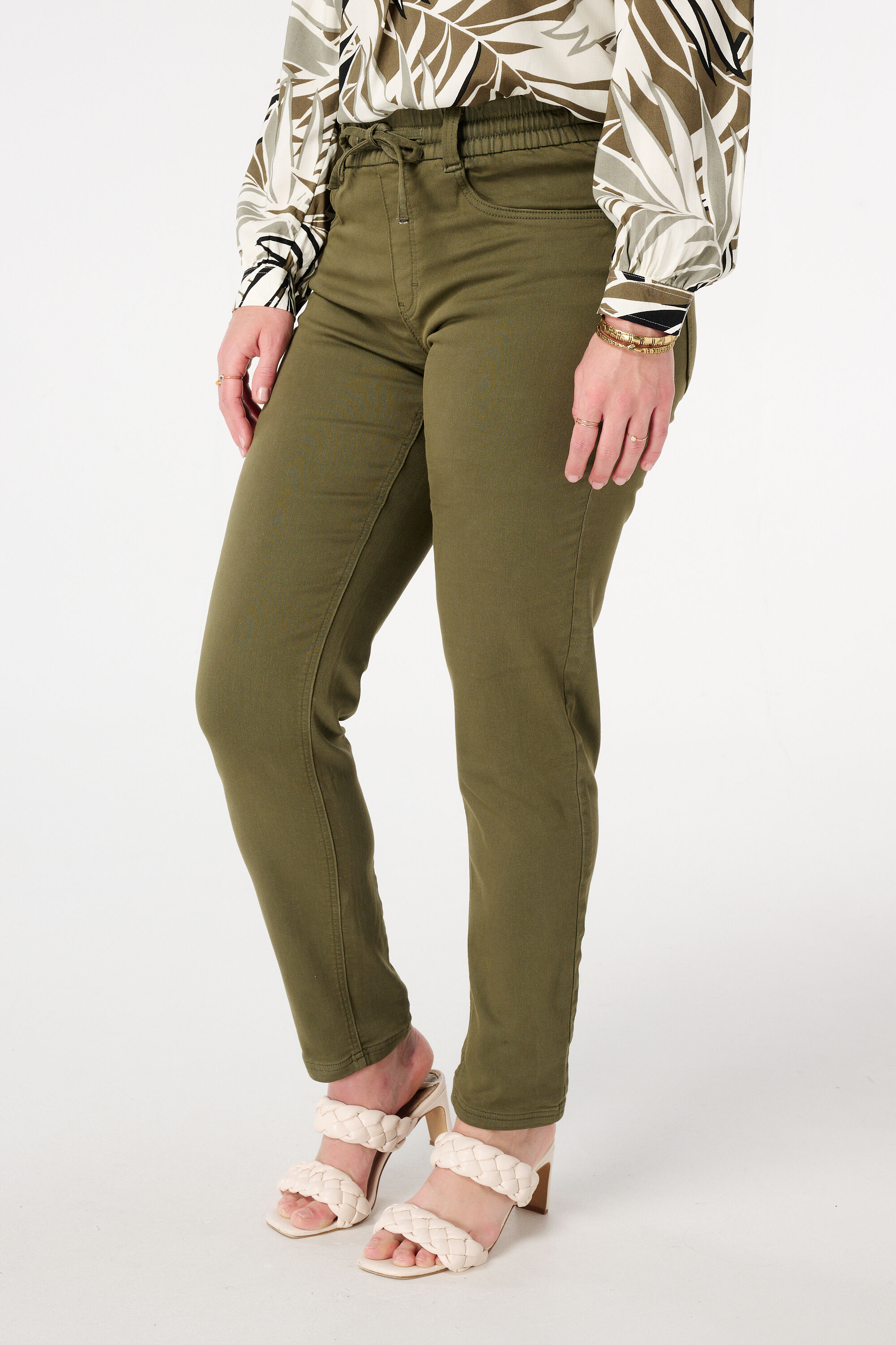 Straight-Leg-Jeans mit elastischem Bund  image number 5