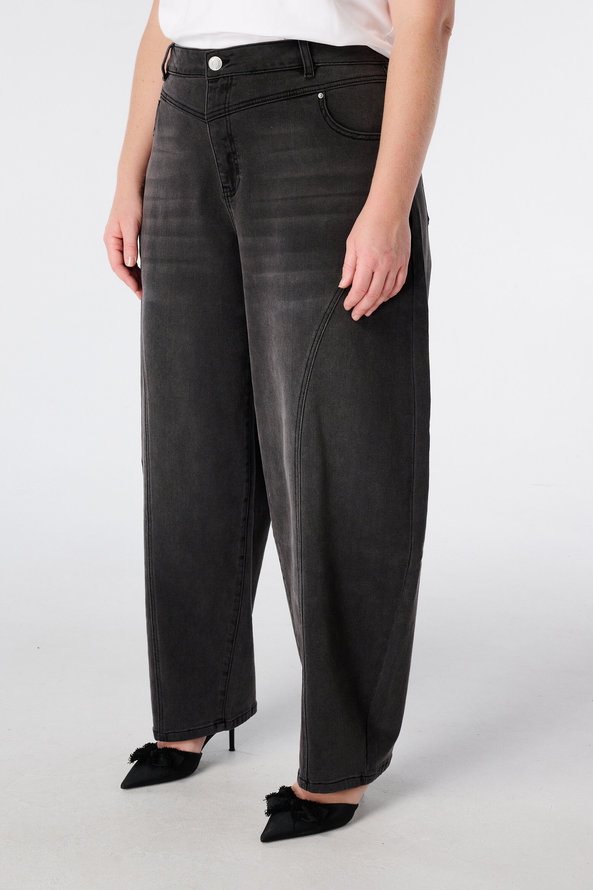 Barrel Jeans image number 5