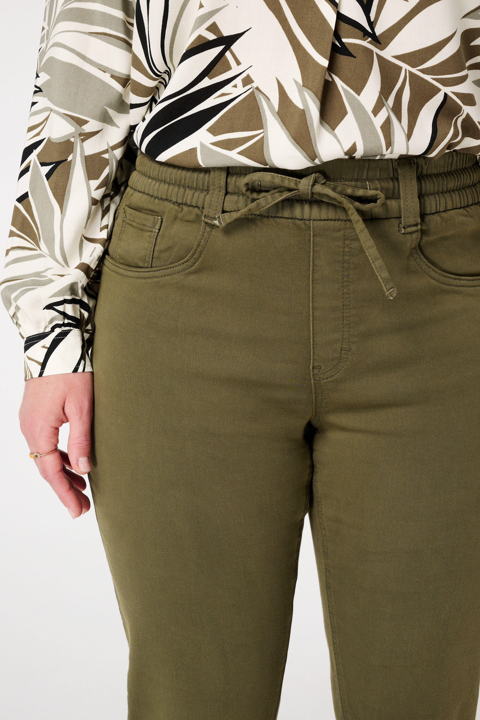 Straight-Leg-Jeans mit elastischem Bund  image number 4