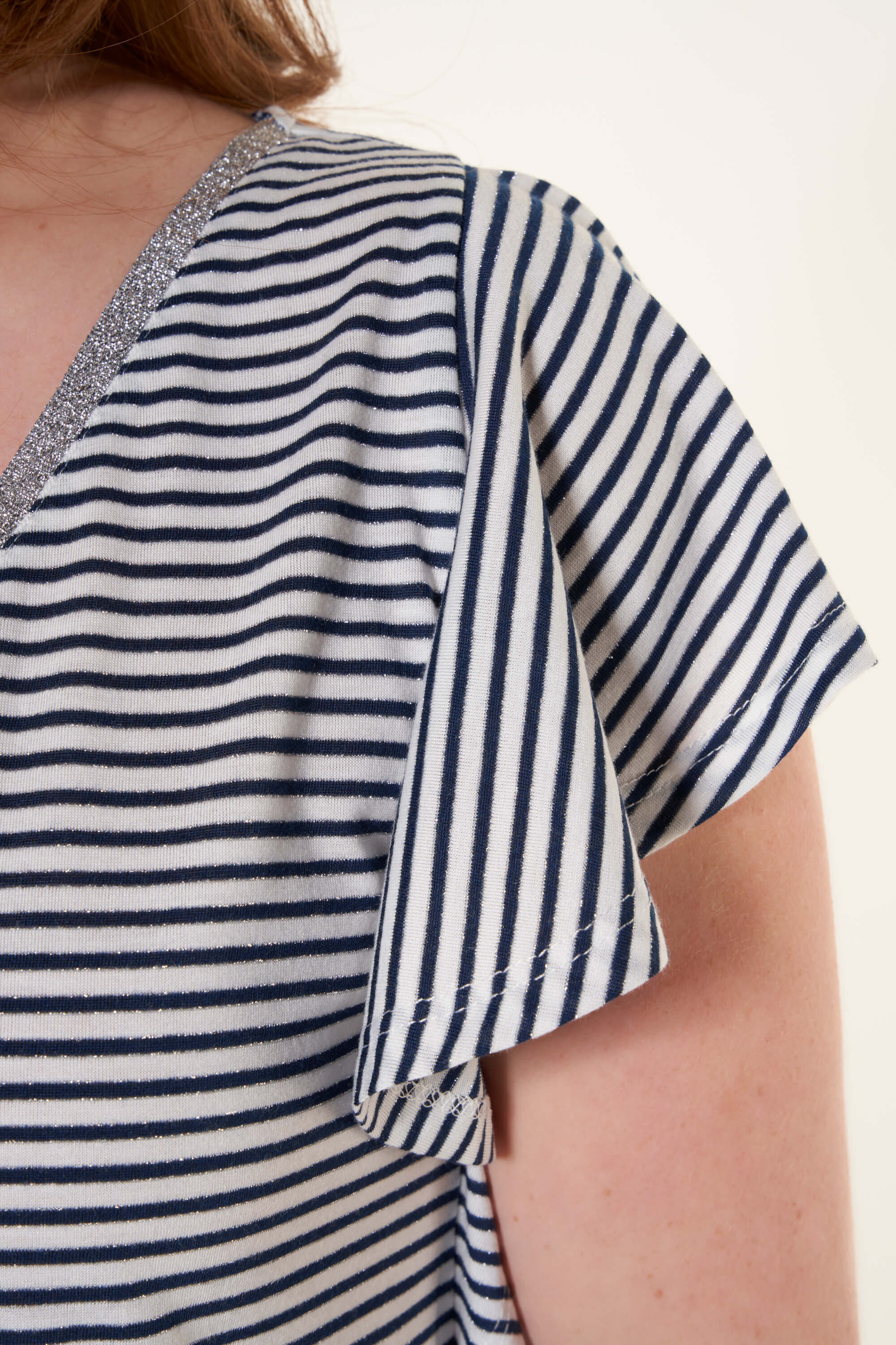 Gestreiftes T-Shirt mit Lurex image number 4