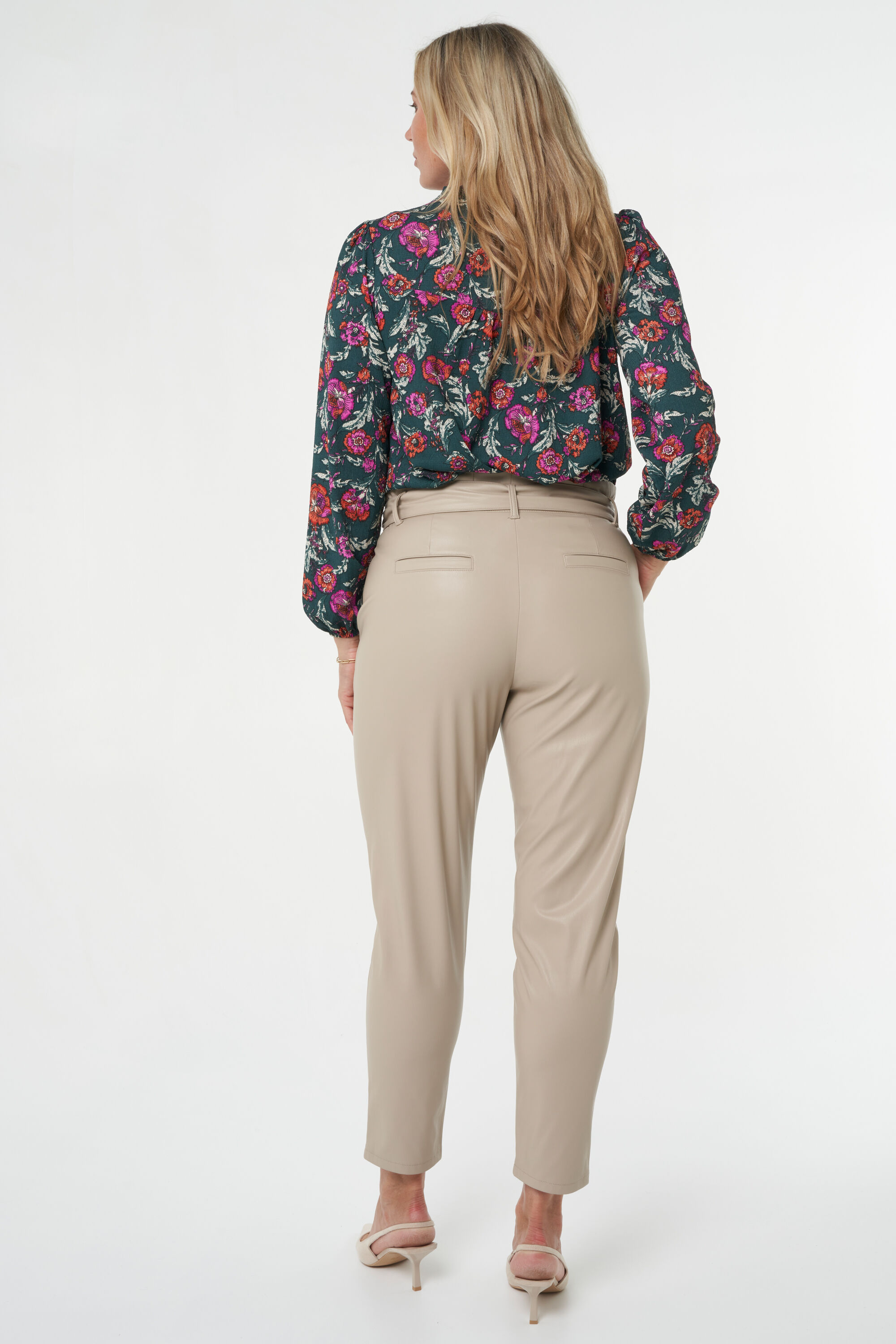 Kunstleder-Hose im Paperbag-Look image number 4