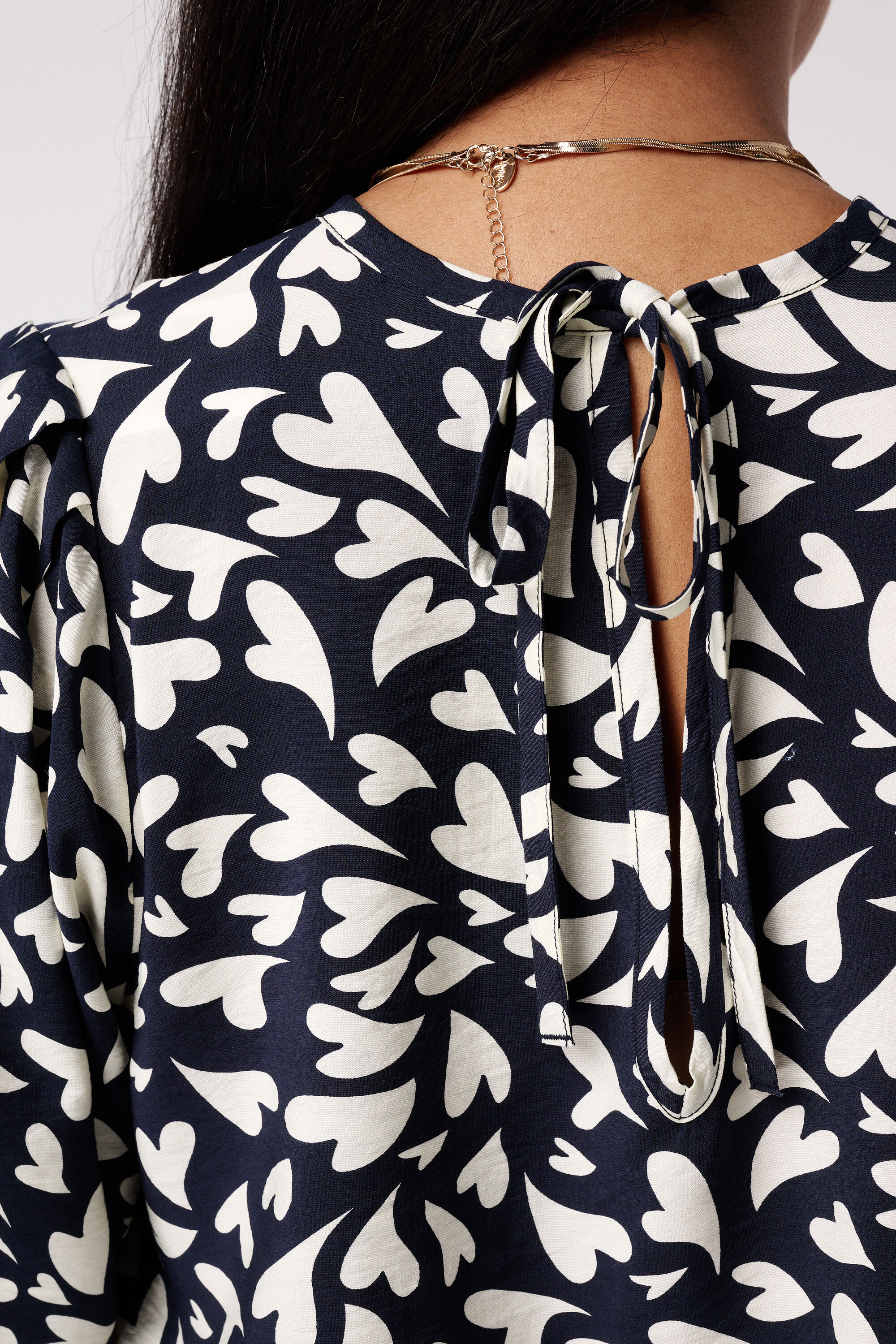 Bluse mit Punktmuster und Kordelzug image number 6