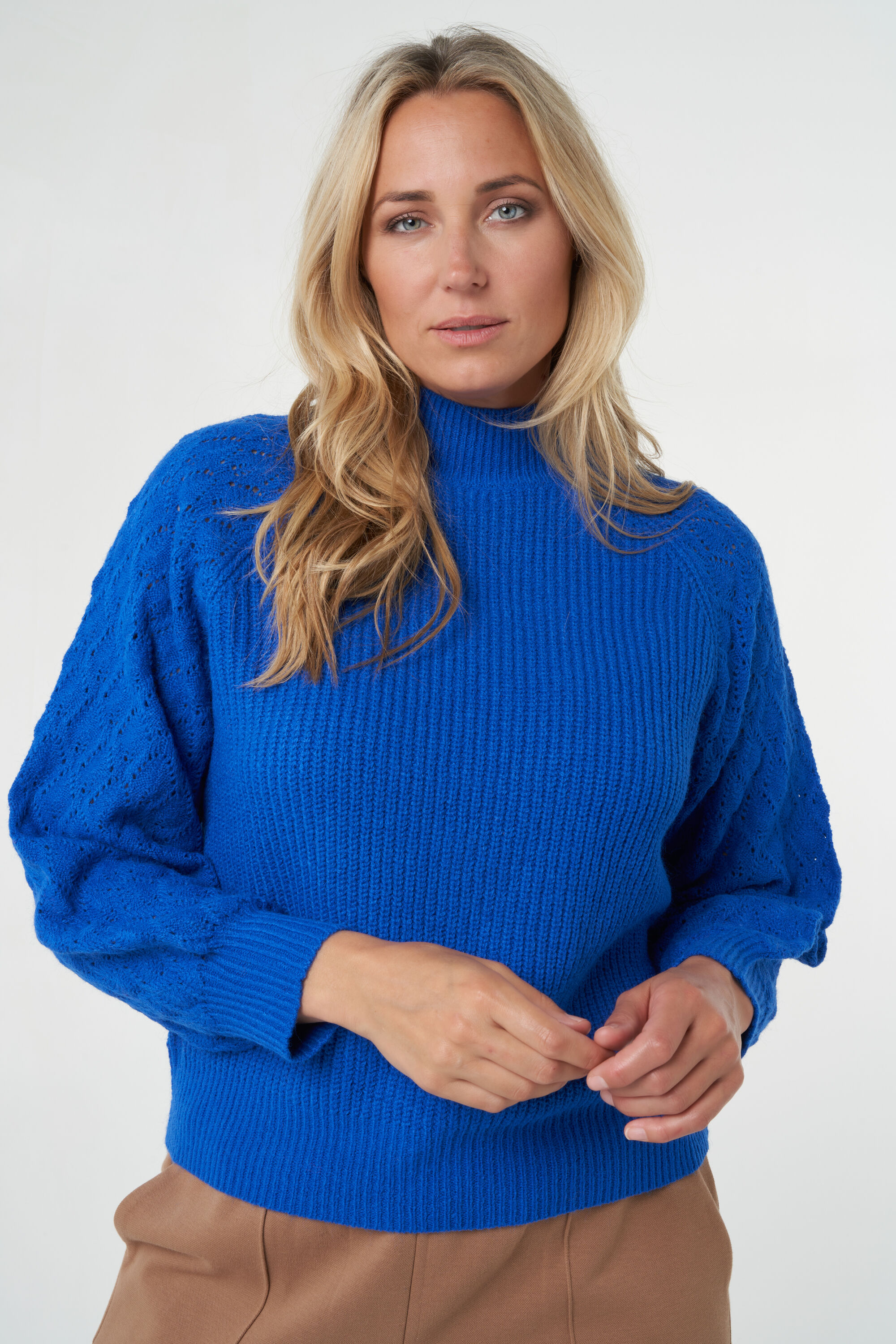 Weit geschnittener Rollkragenpullover mit Muster  image number 0