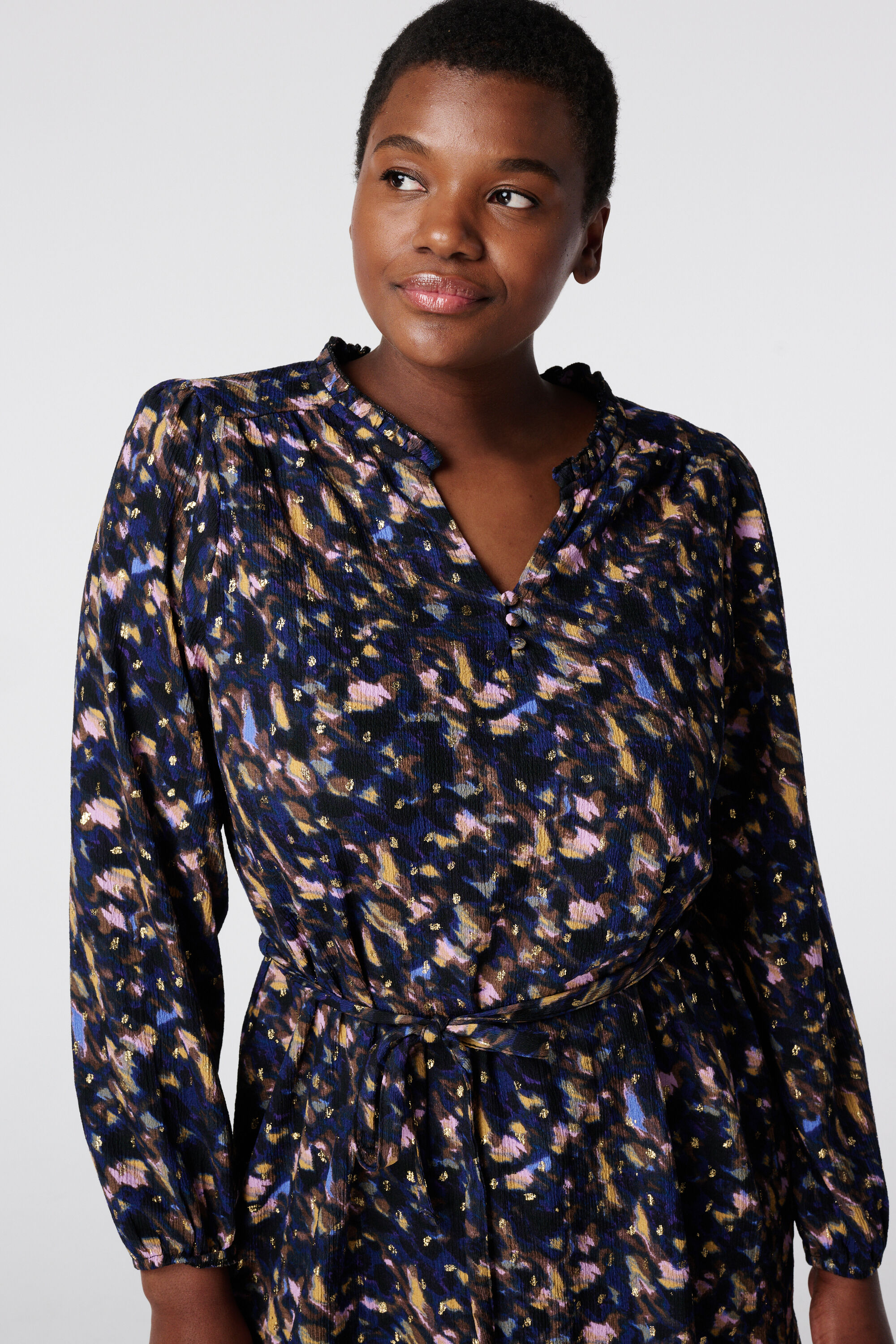 Kleid mit goldenen Verzierungen  image number 4