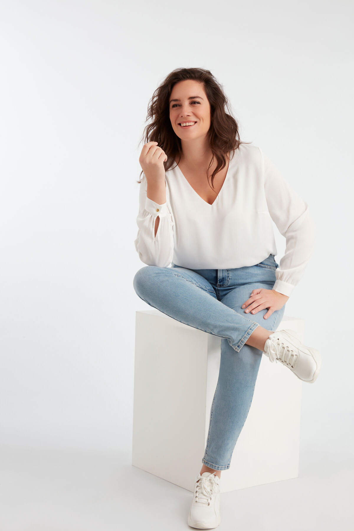 IRIS Slim-Leg Jeans image number 6