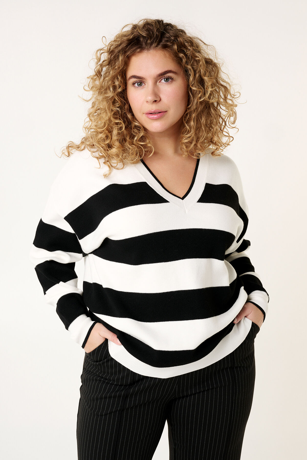 Gestreifter Feinstrick-Pullover image number 5