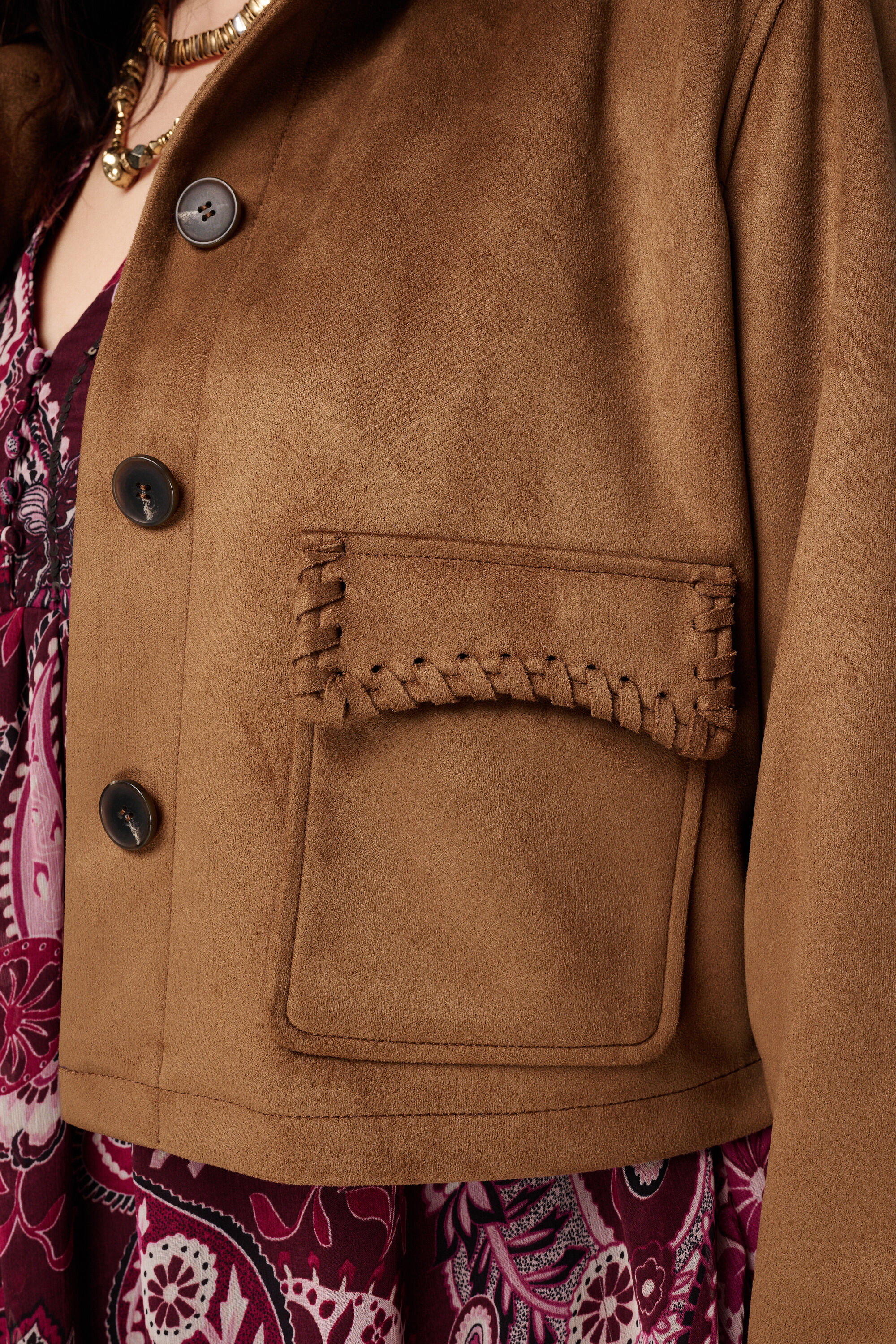 Kurze Jacke in Wildlederoptik mit Ziern&auml;hten image number 6